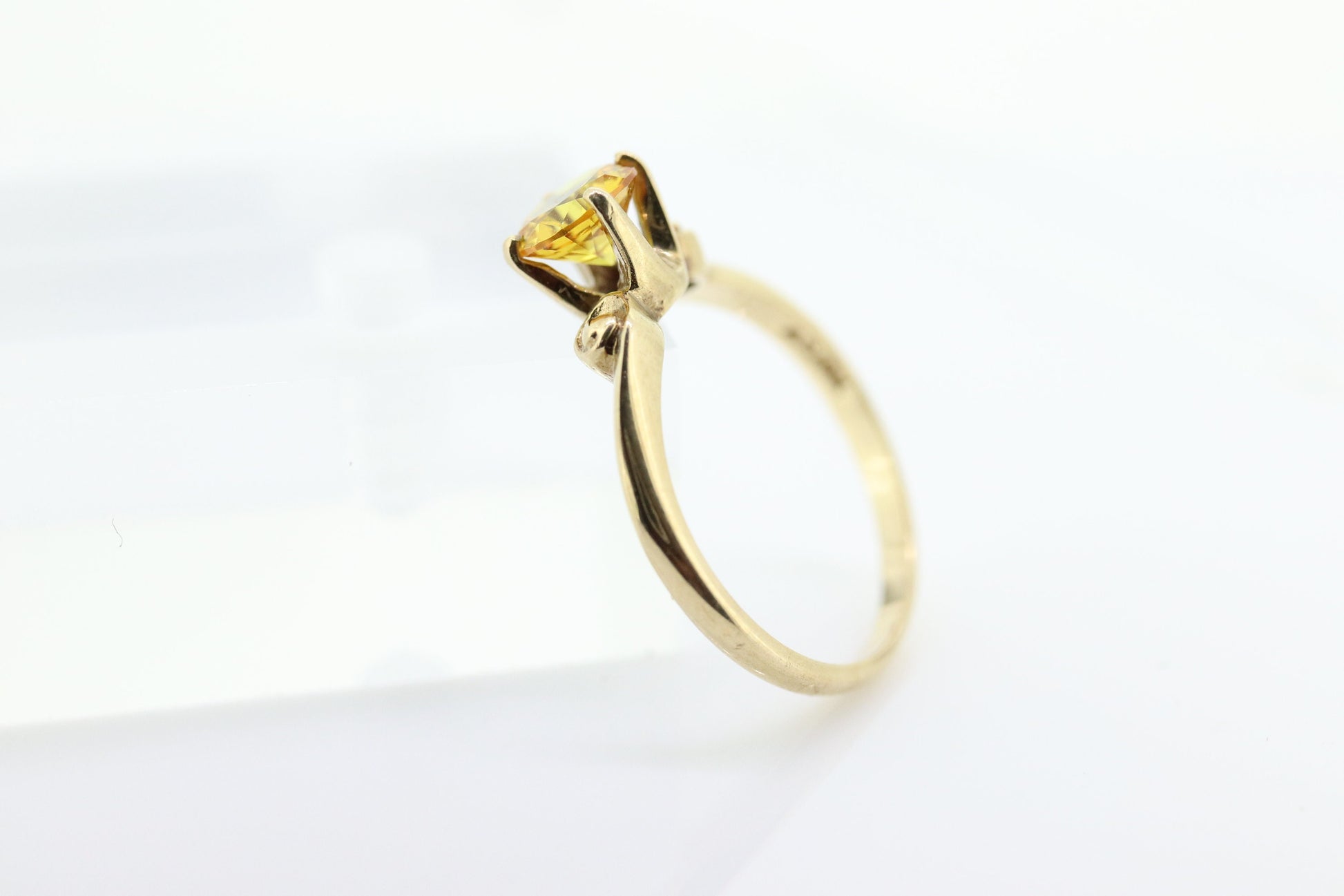 10k Round Sapphire YELLOW Sapphire ring. YELLOW SAPPHIRE solitaire ring. st(97/75)