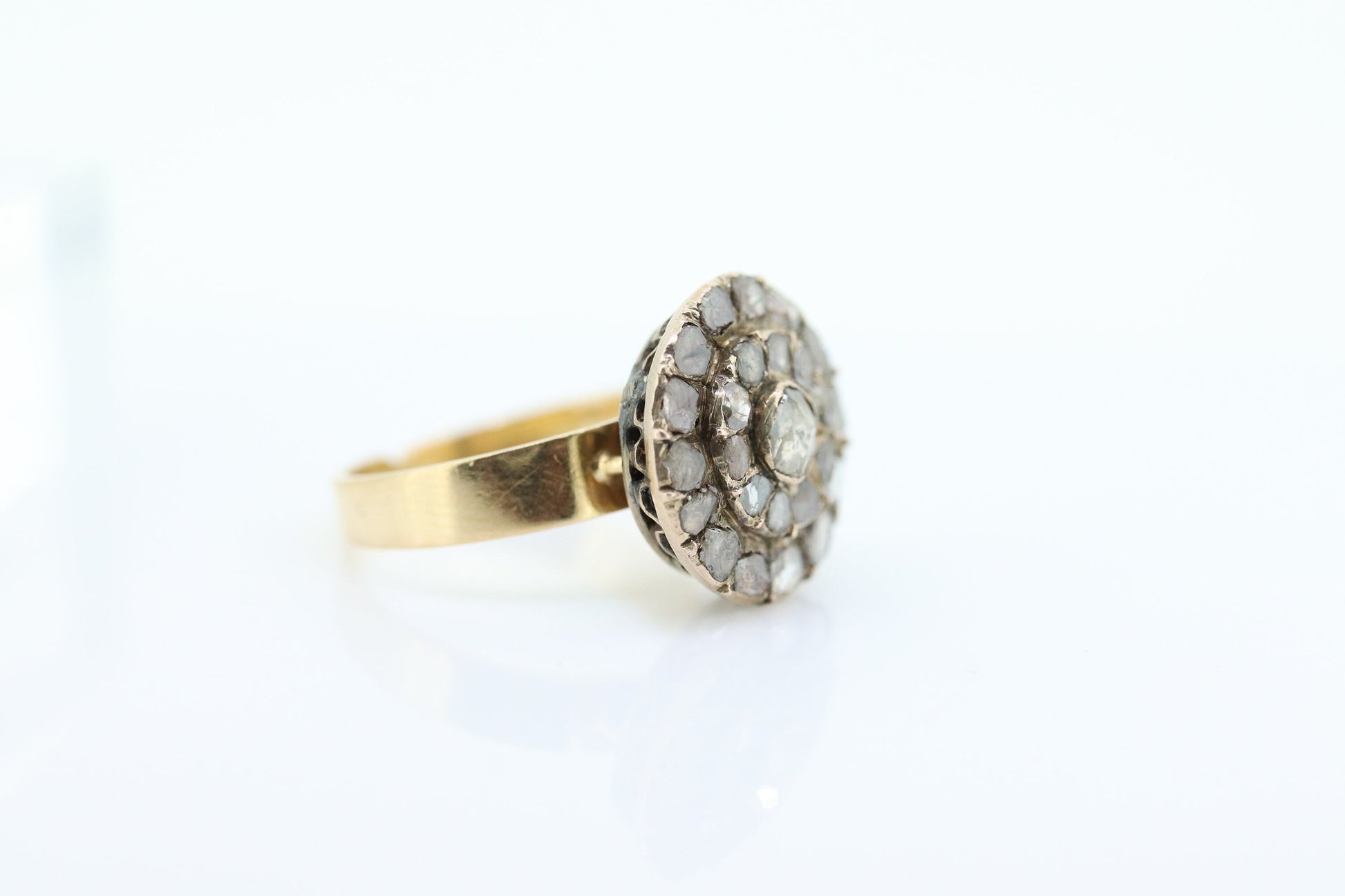 18k  Edwardian Diamond Daisy Cluster Ring. 18k Yellow Gold with old cut diamond arrangement