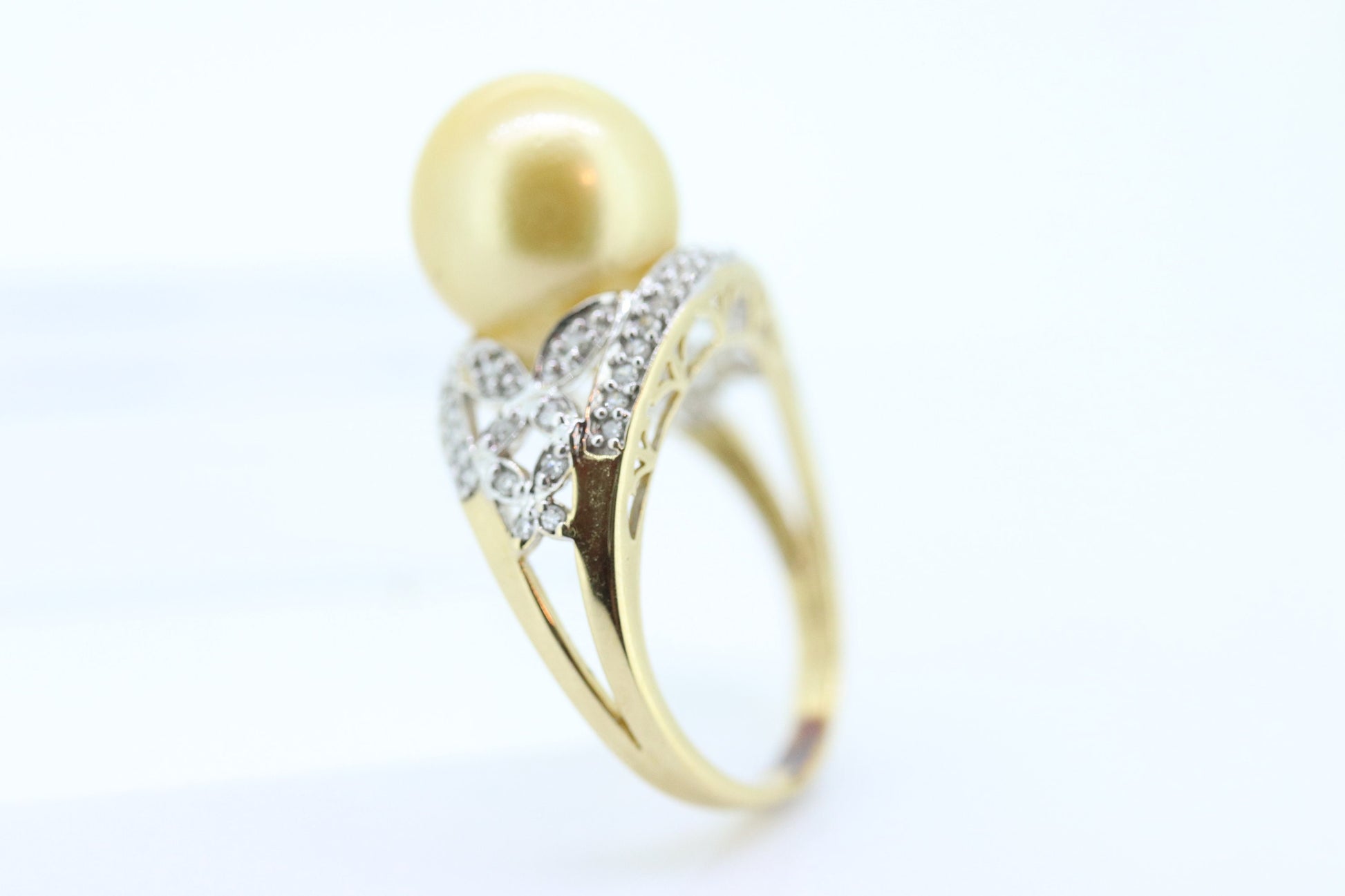 South Sea Pearl ring. 14k Gold South Sear Pearl and diamond ring. Large South Sea pearl solitaire ring. st(275/11)