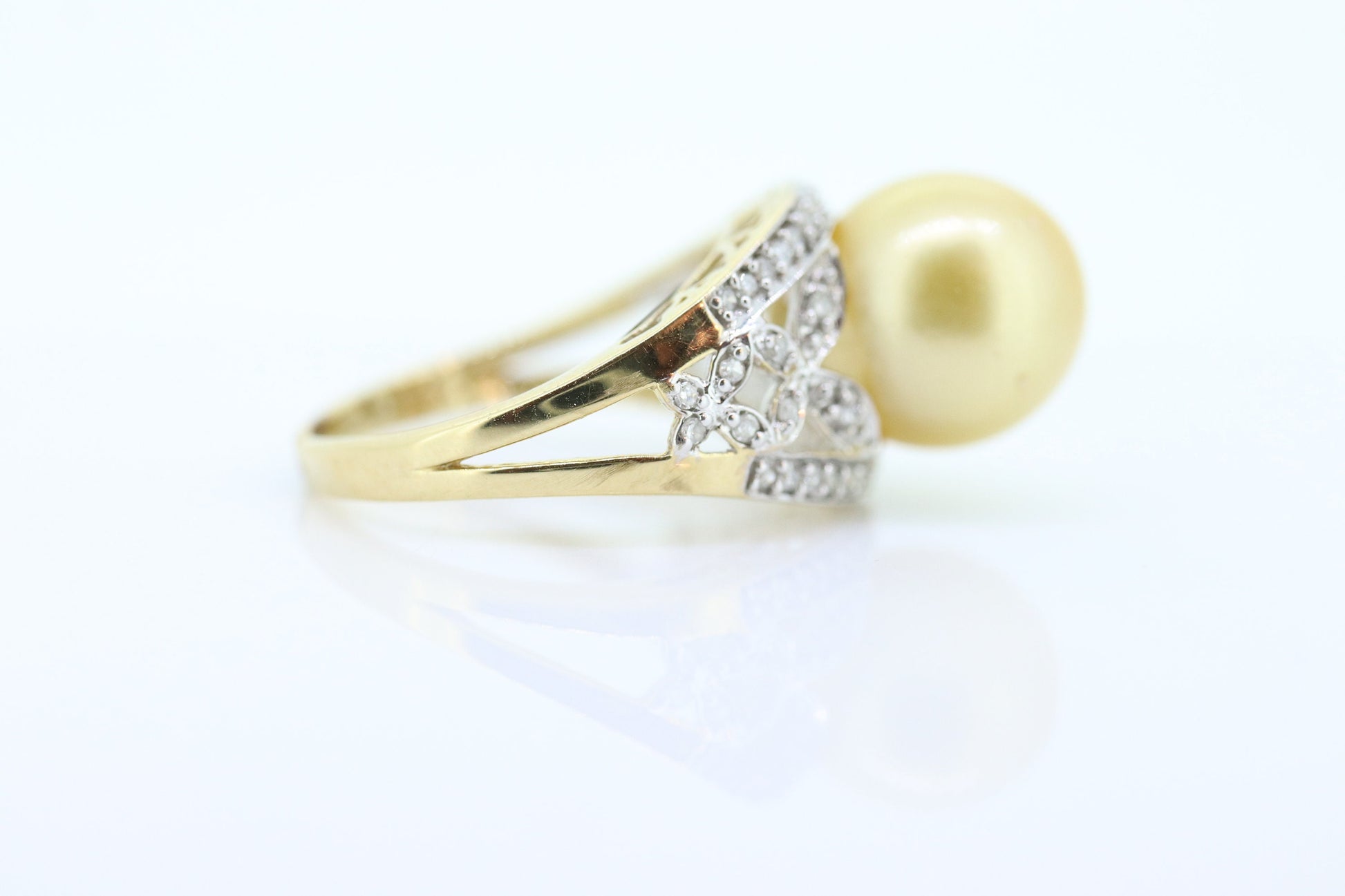 South Sea Pearl ring. 14k Gold South Sear Pearl and diamond ring. Large South Sea pearl solitaire ring. st(275/11)