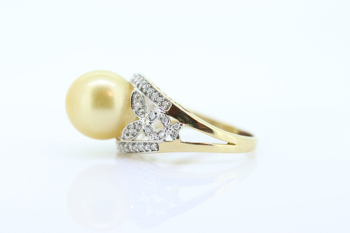 South Sea Pearl ring. 14k Gold South Sear Pearl and diamond ring. Large South Sea pearl solitaire ring. st(275/11)