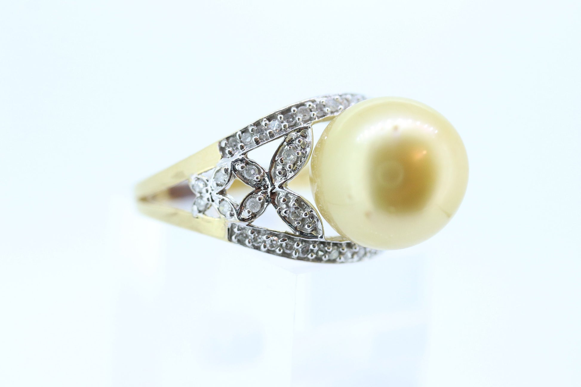 South Sea Pearl ring. 14k Gold South Sear Pearl and diamond ring. Large South Sea pearl solitaire ring. st(275/11)