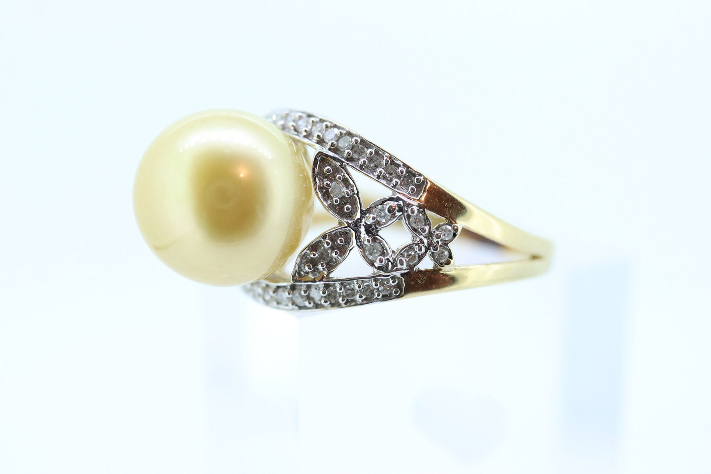 South Sea Pearl ring. 14k Gold South Sear Pearl and diamond ring. Large South Sea pearl solitaire ring. st(275/11)