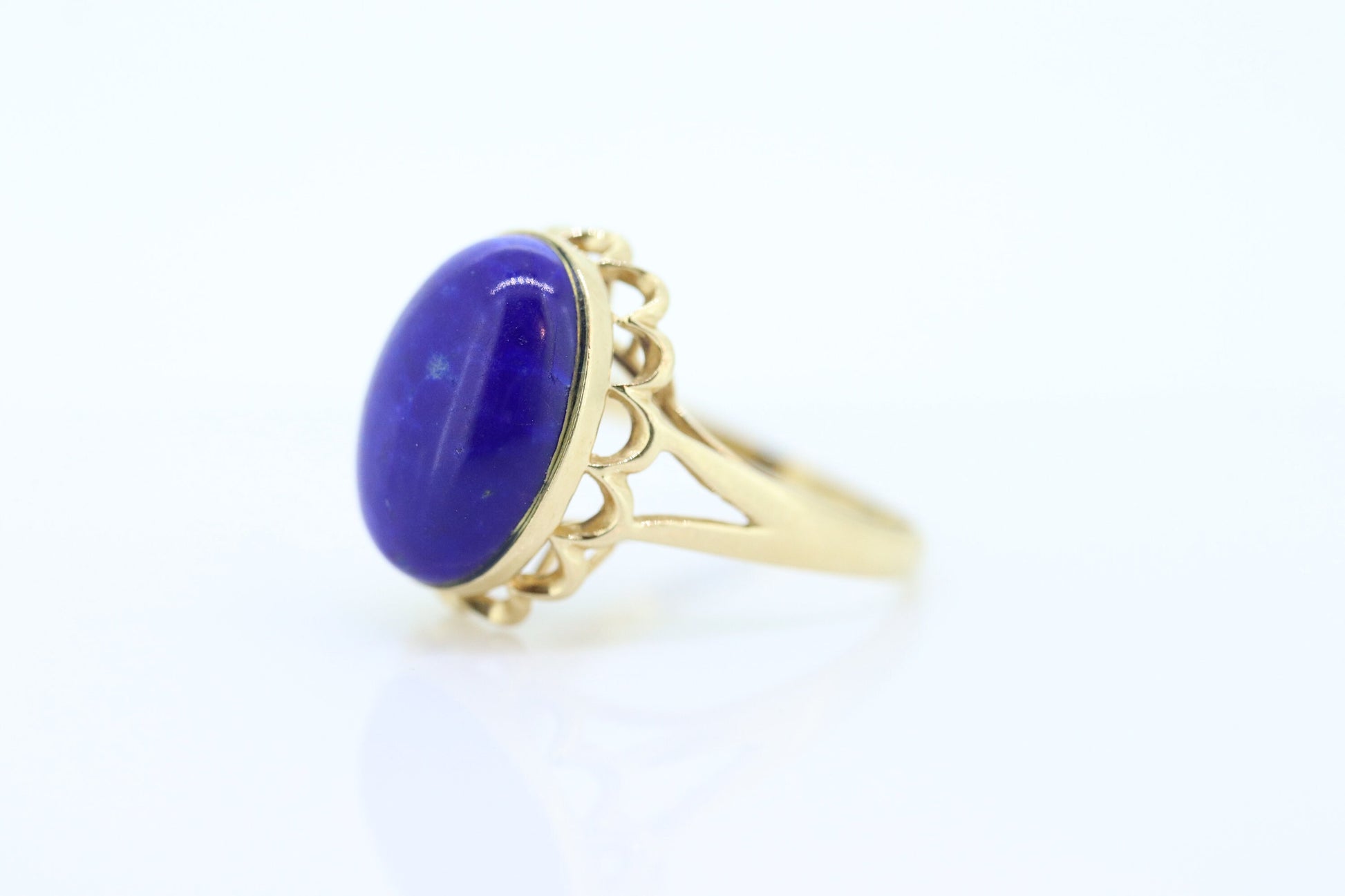 14k Lapis Lazuli  Ring. Lapis bezel set into filigree setting. Very unique. St(77/11) Sz7