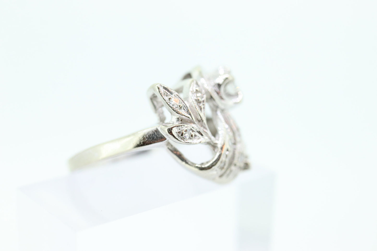 14k Diamond Ring.  Leaf Setting Diamond with accents. Diamond Bow Love Knot ring. Swirl diamond st(100/11)