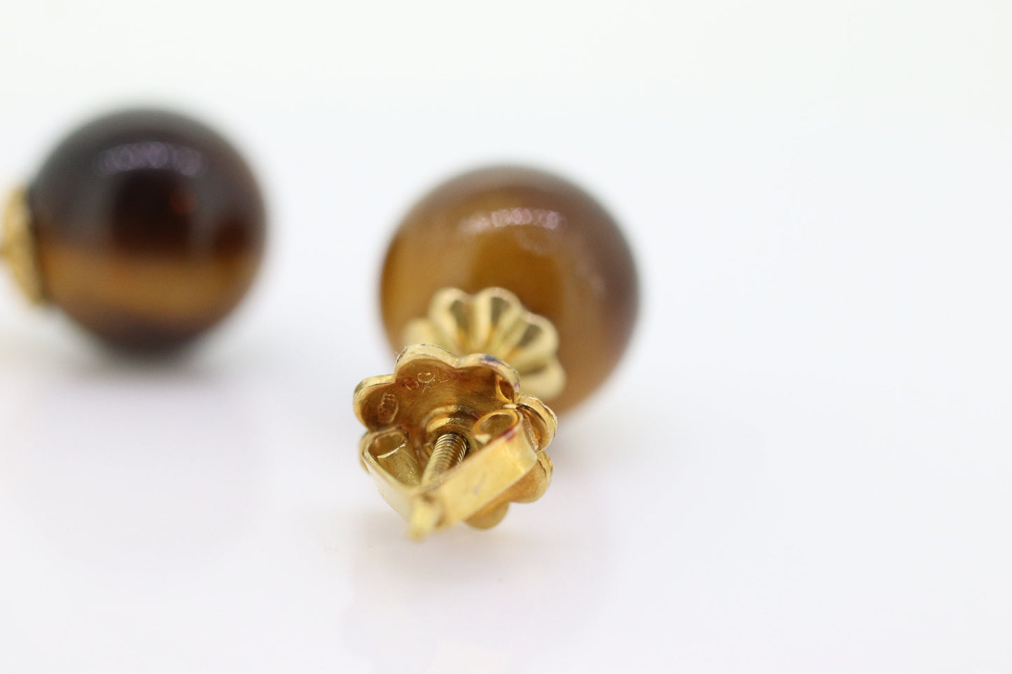 18k Natural Tigers Eye Ball stud earrings. 10mm Tiger's Eye Cat's Eye Sphere stud earring. Screw Backs st(40/11)