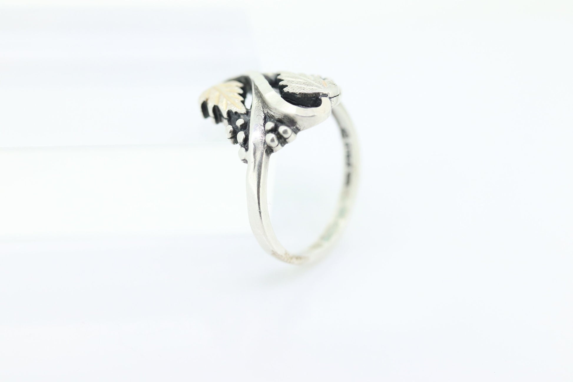 Black Hills Gold ring. 925 Sterling Silver band. Sterling Silver Leaf Vine Black Hills ring. st(17)