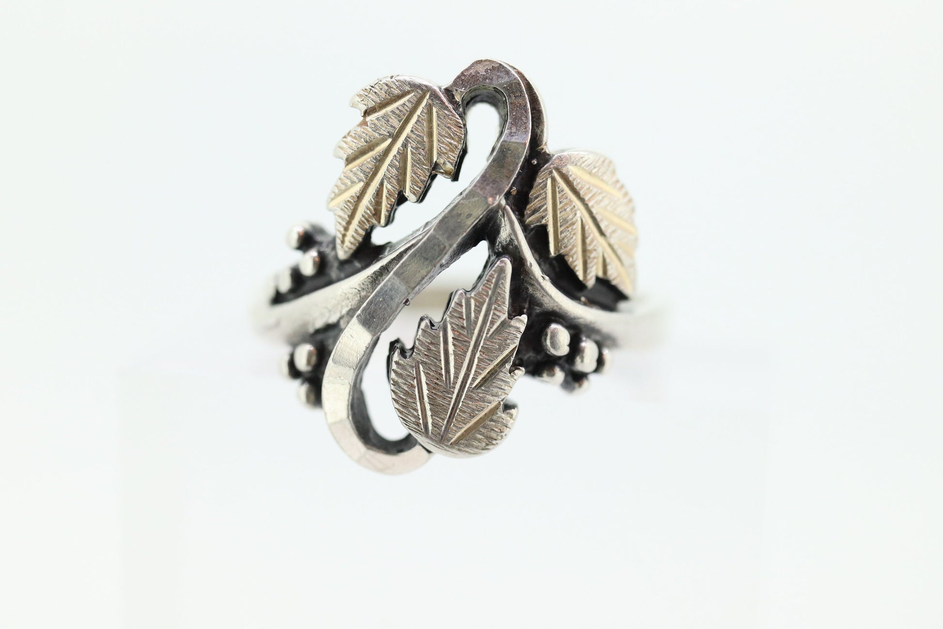 Black Hills Gold ring. 925 Sterling Silver band. Sterling Silver Leaf Vine Black Hills ring. st(17)