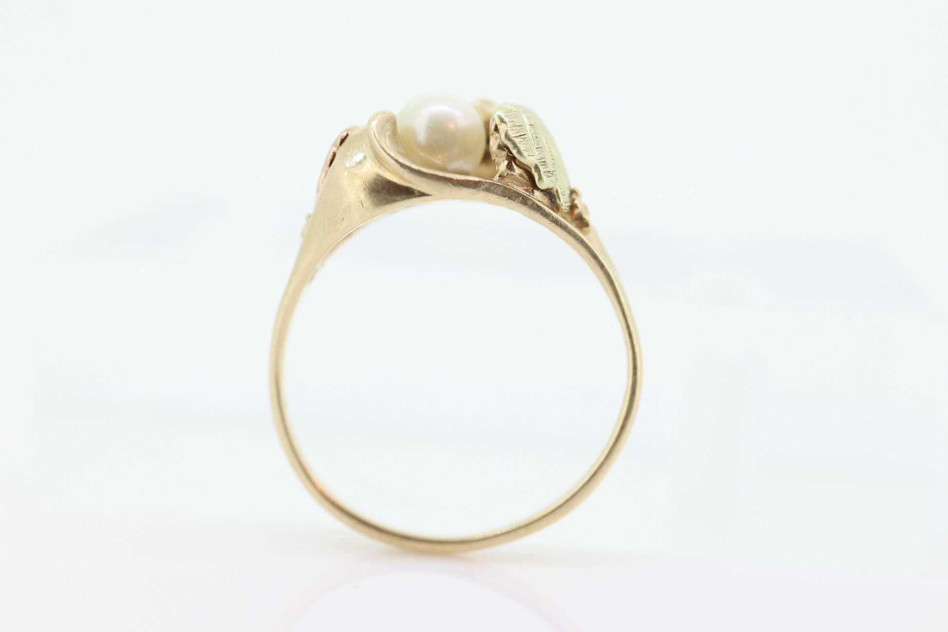 Black Hills Gold Ring with a Pearl. 10k Multi-Tone Black Hills Gold Pearl Ring. st(84)