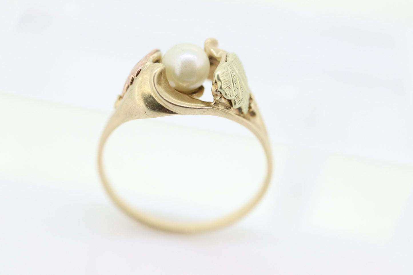 Black Hills Gold Ring with a Pearl. 10k Multi-Tone Black Hills Gold Pearl Ring. st(84)