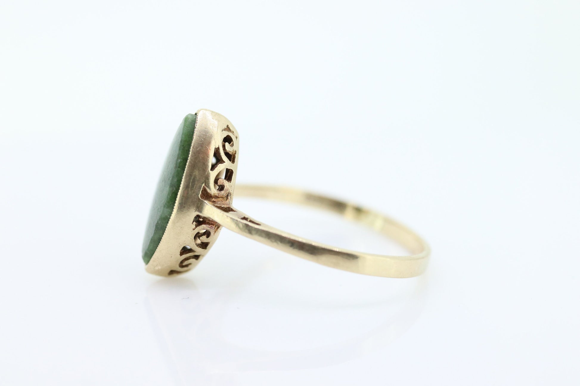 10k Green Agate Marquise Jade Jadeite ring. 10k Bezel Set marquise cabochon green jadeite ring. st(73)