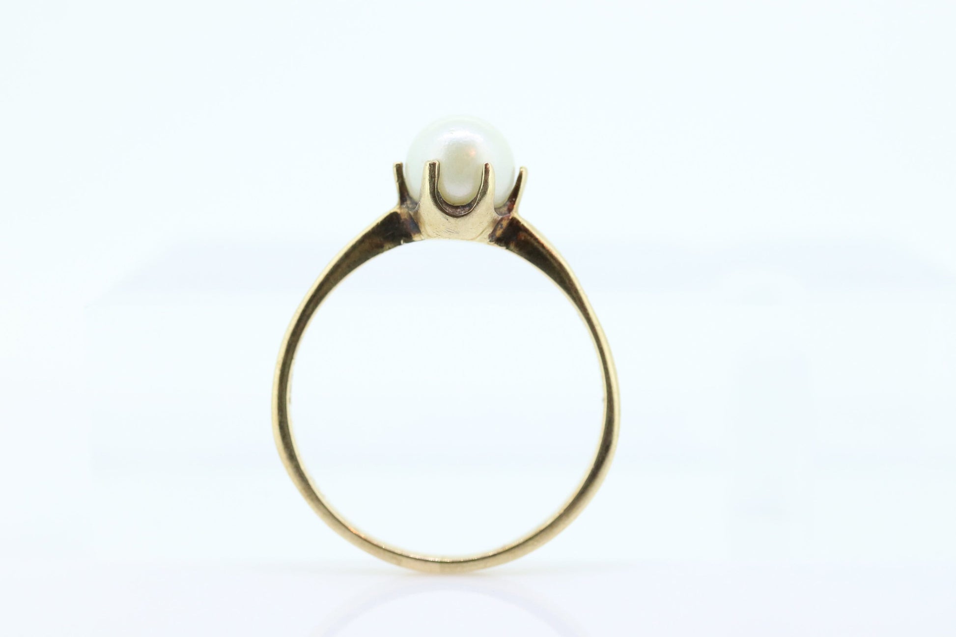 Victorian Pearl Claw Set ring. 10k Yellow Gold victorian solitaire ring. st(36)