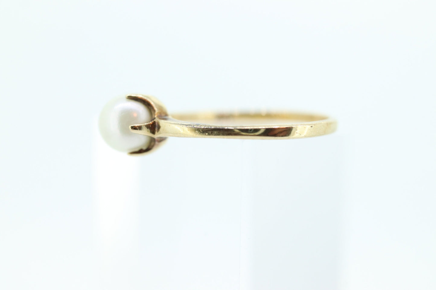 Victorian Pearl Claw Set ring. 10k Yellow Gold victorian solitaire ring. st(36)