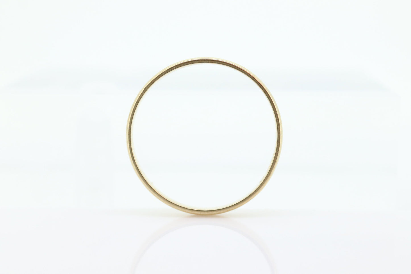 14k Band. 14k Yellow Gold thin round band. Sz 7 2mm wide st(44)