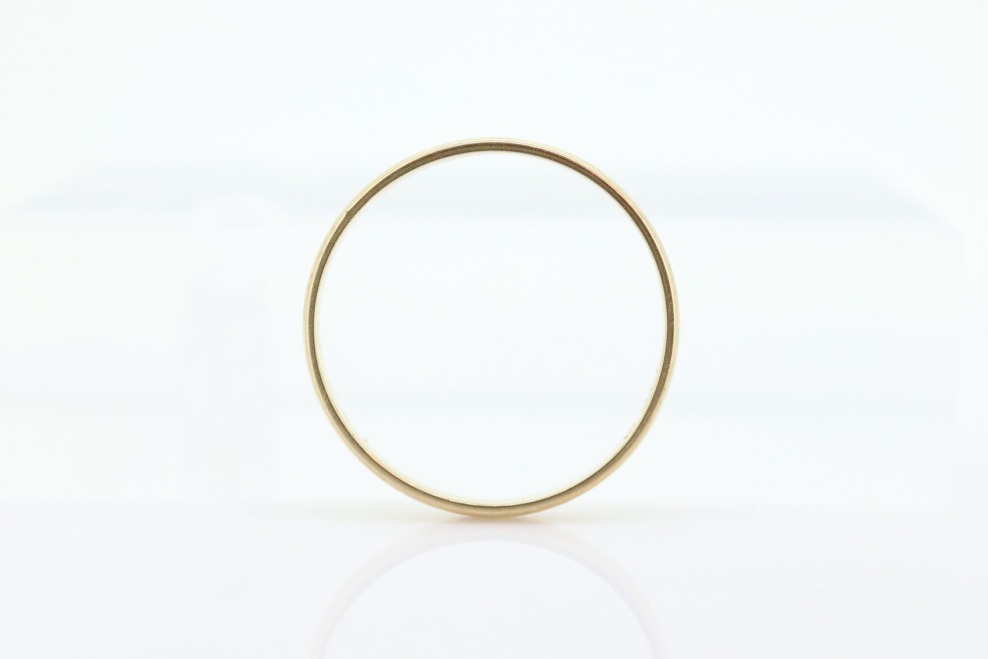 14k Band. 14k Yellow Gold thin round band. Sz 7 2mm wide st(44)