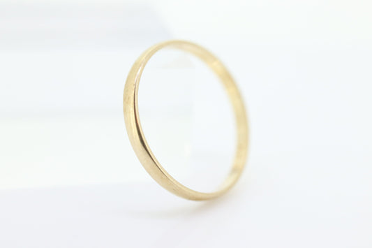 14k Band. 14k Yellow Gold thin round band. Sz 7 2mm wide st(44)