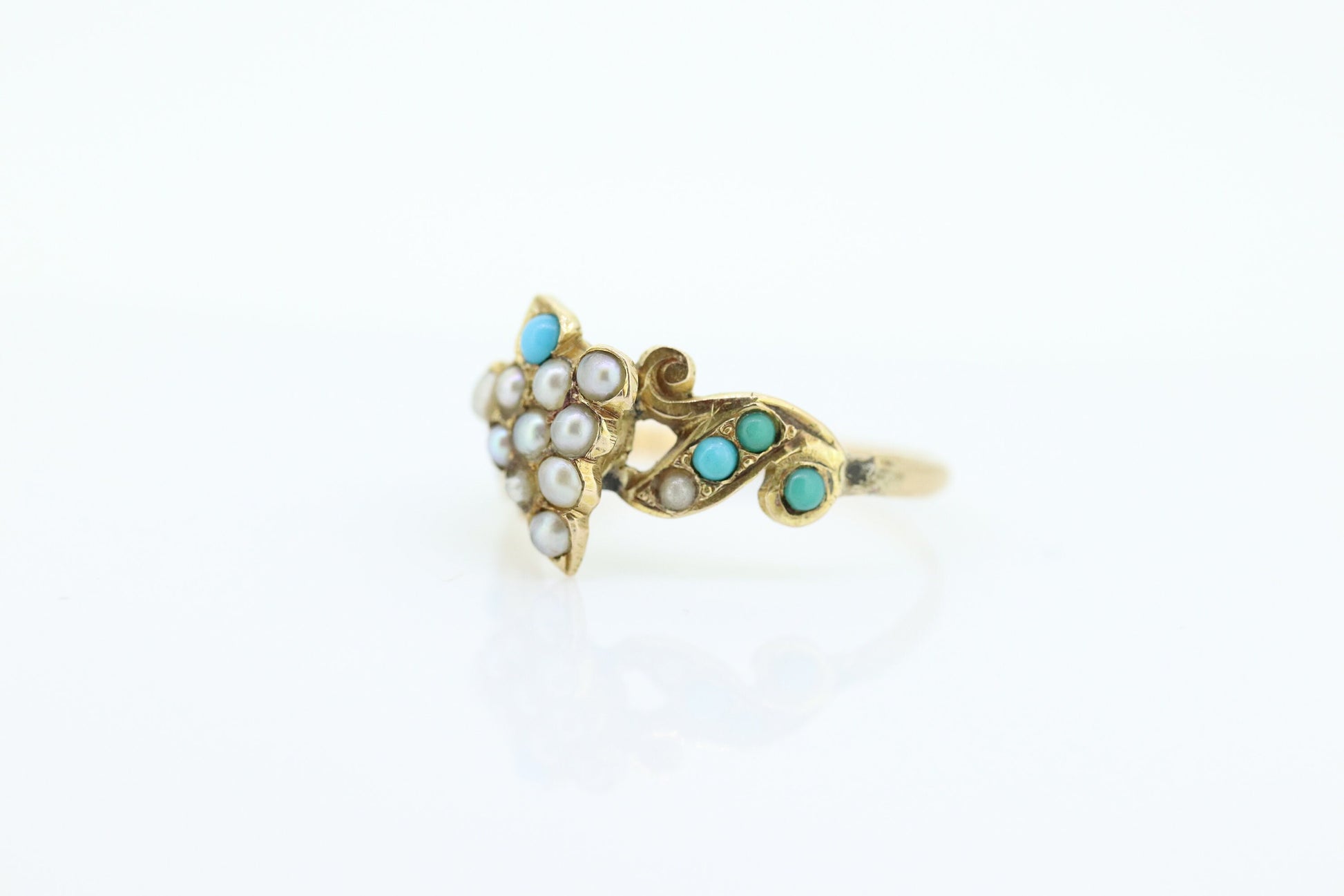 Victorian 10k Turquoise Cabochon and Pearl Seed Ring. 10k Victorian ornate Vine embossed bezel ring. st(115)