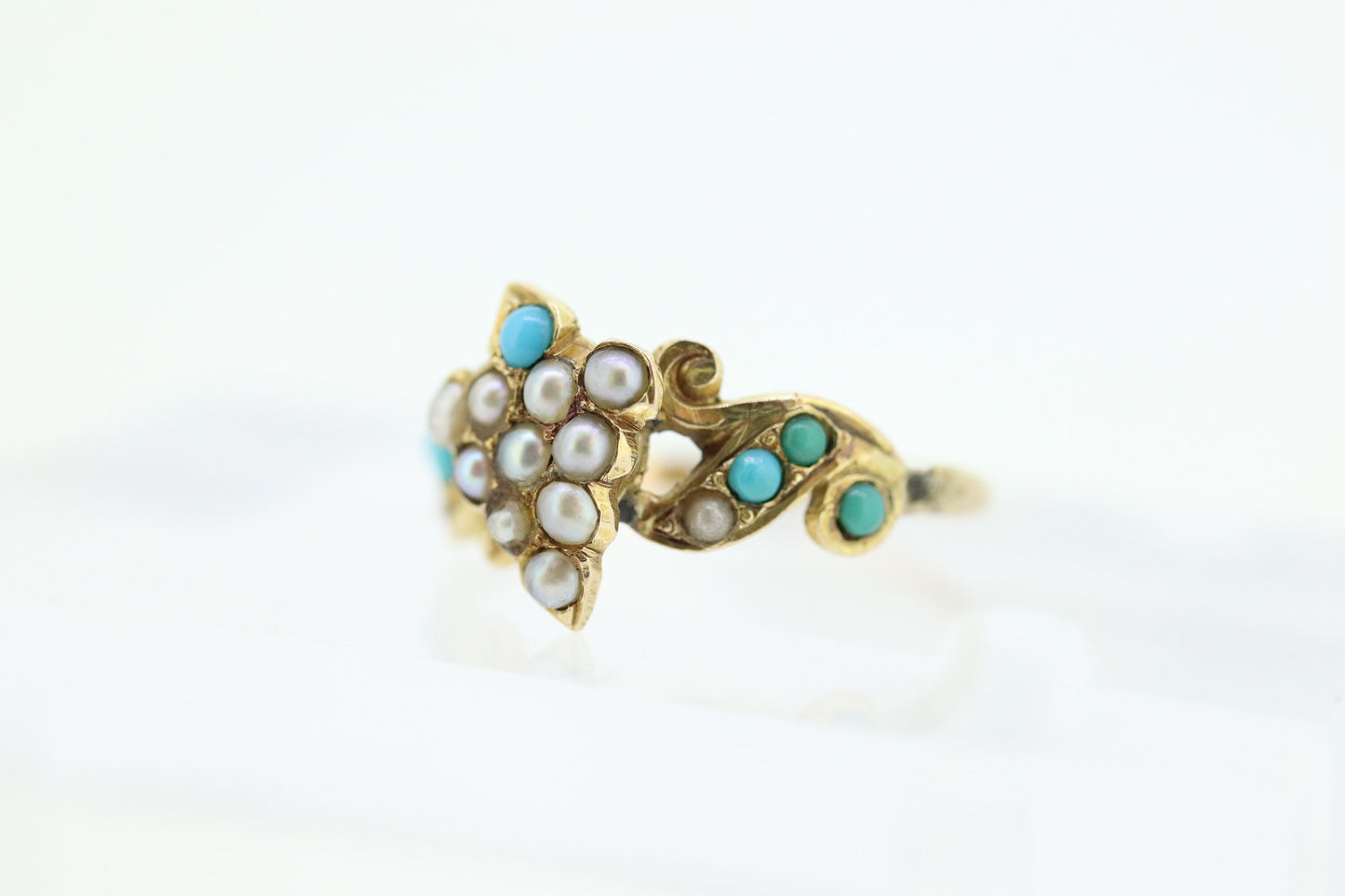 Victorian 10k Turquoise Cabochon and Pearl Seed Ring. 10k Victorian ornate Vine embossed bezel ring. st(115)