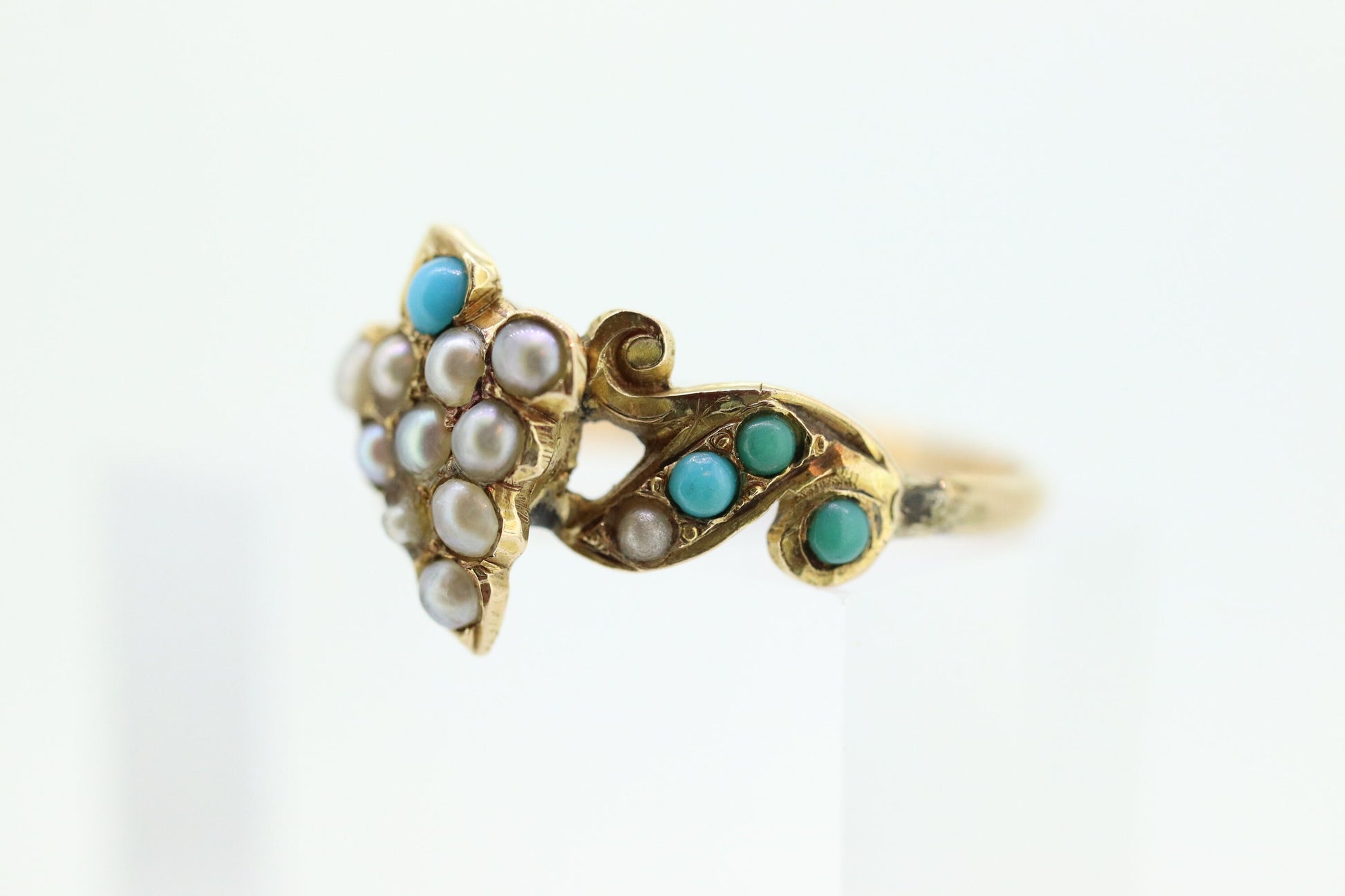 Victorian 10k Turquoise Cabochon and Pearl Seed Ring. 10k Victorian ornate Vine embossed bezel ring. st(115)