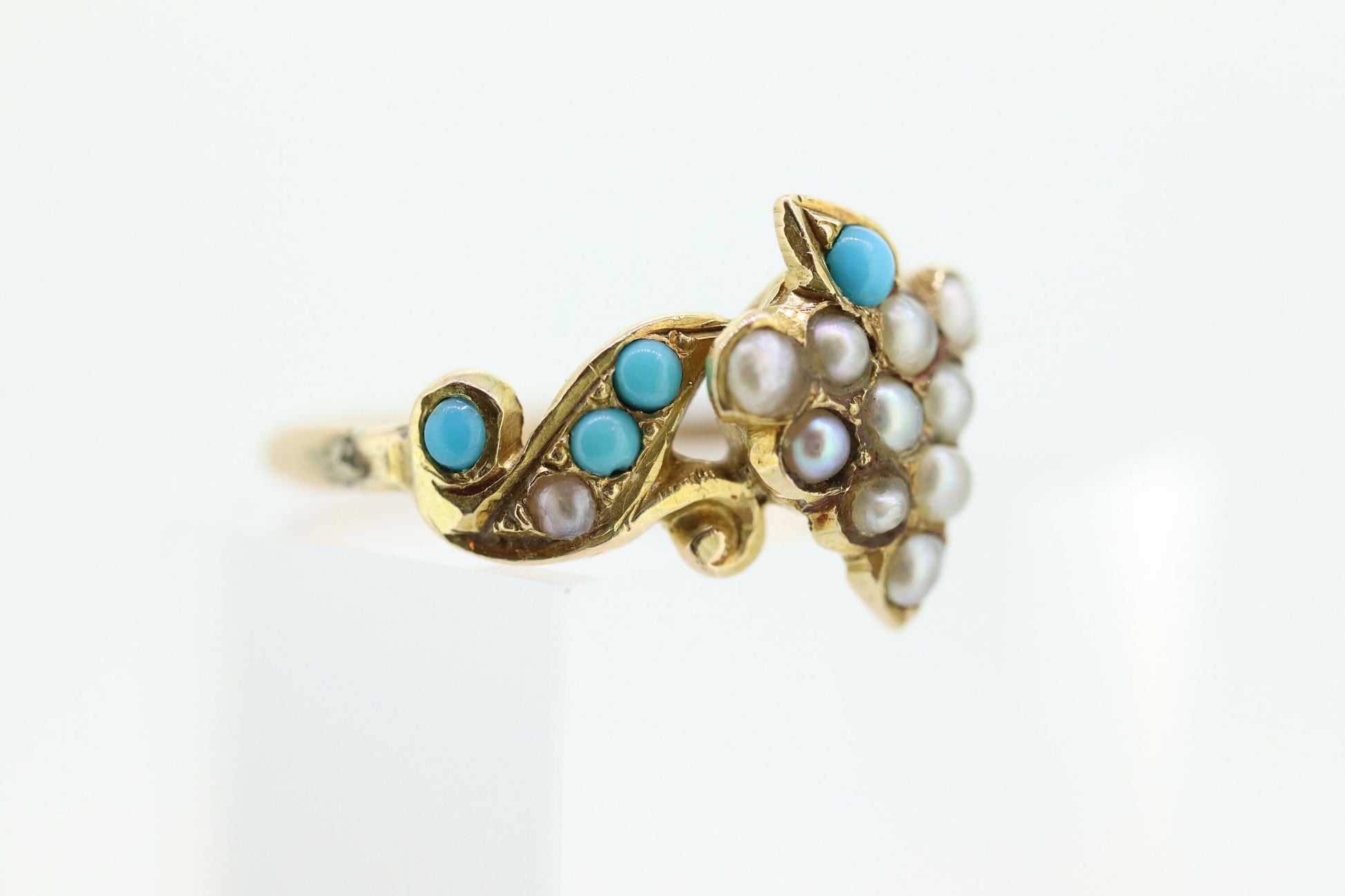 Victorian 10k Turquoise Cabochon and Pearl Seed Ring. 10k Victorian ornate Vine embossed bezel ring. st(115)