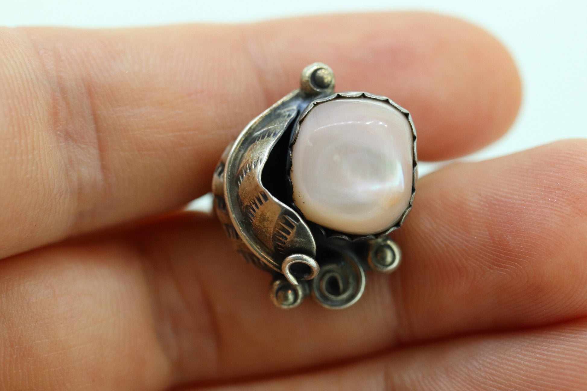 Zuni Navajo Sterling Silver ring. MOP Mother of Pearl Bezel set Ring.  St(10)