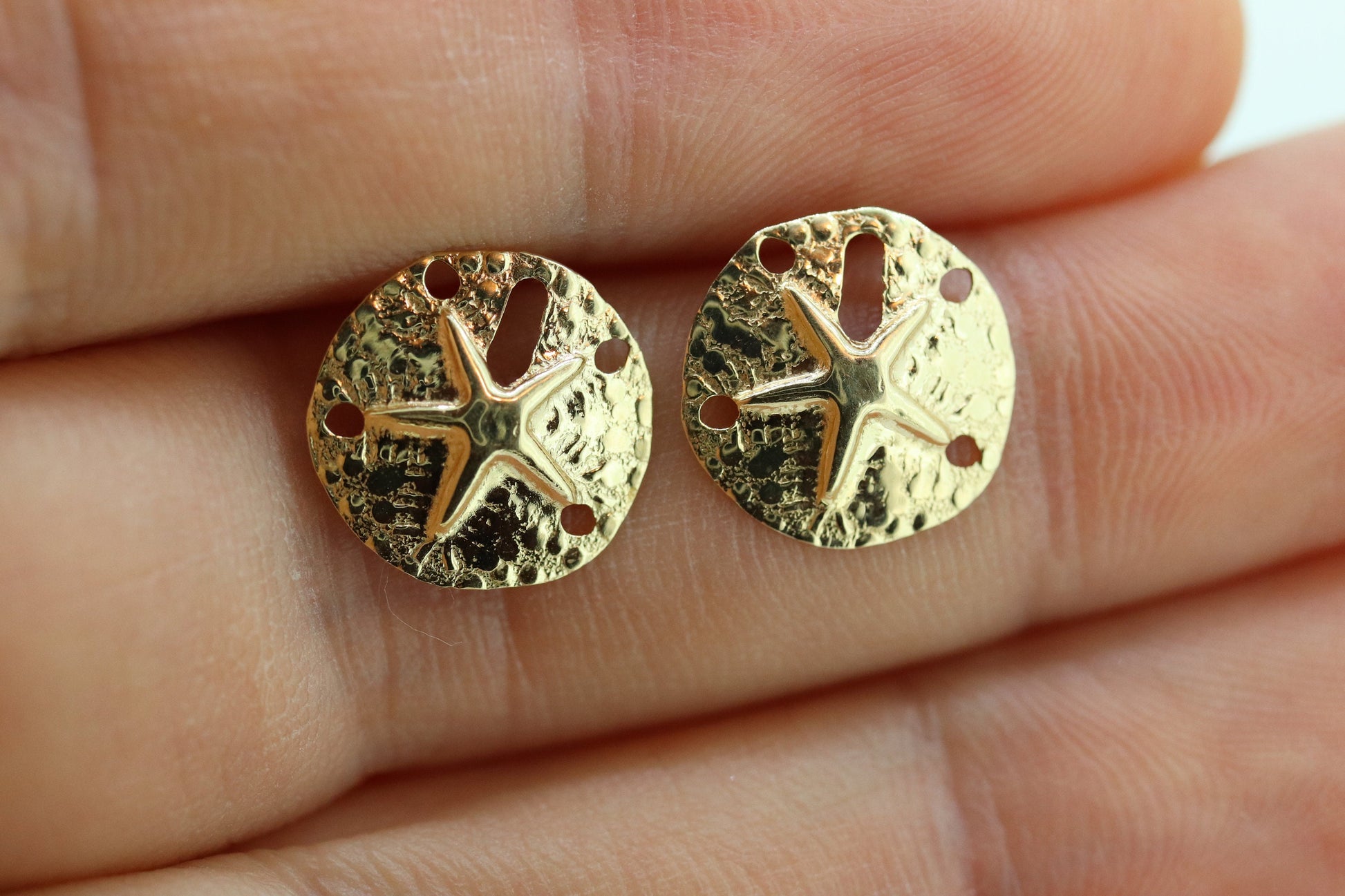 14k Gold Stud SeaStar Sea star Earrings. 14k Yellow gold Sea Star medallion earrings st(44)