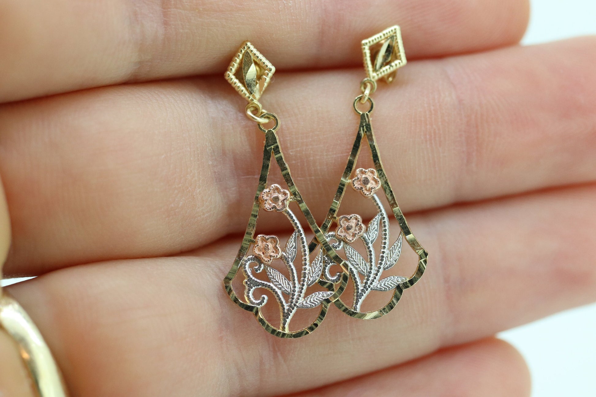 14k Gold Dangle Flower Filigree Earrings. 14k Yellow Flower chandelier earrings st(44)
