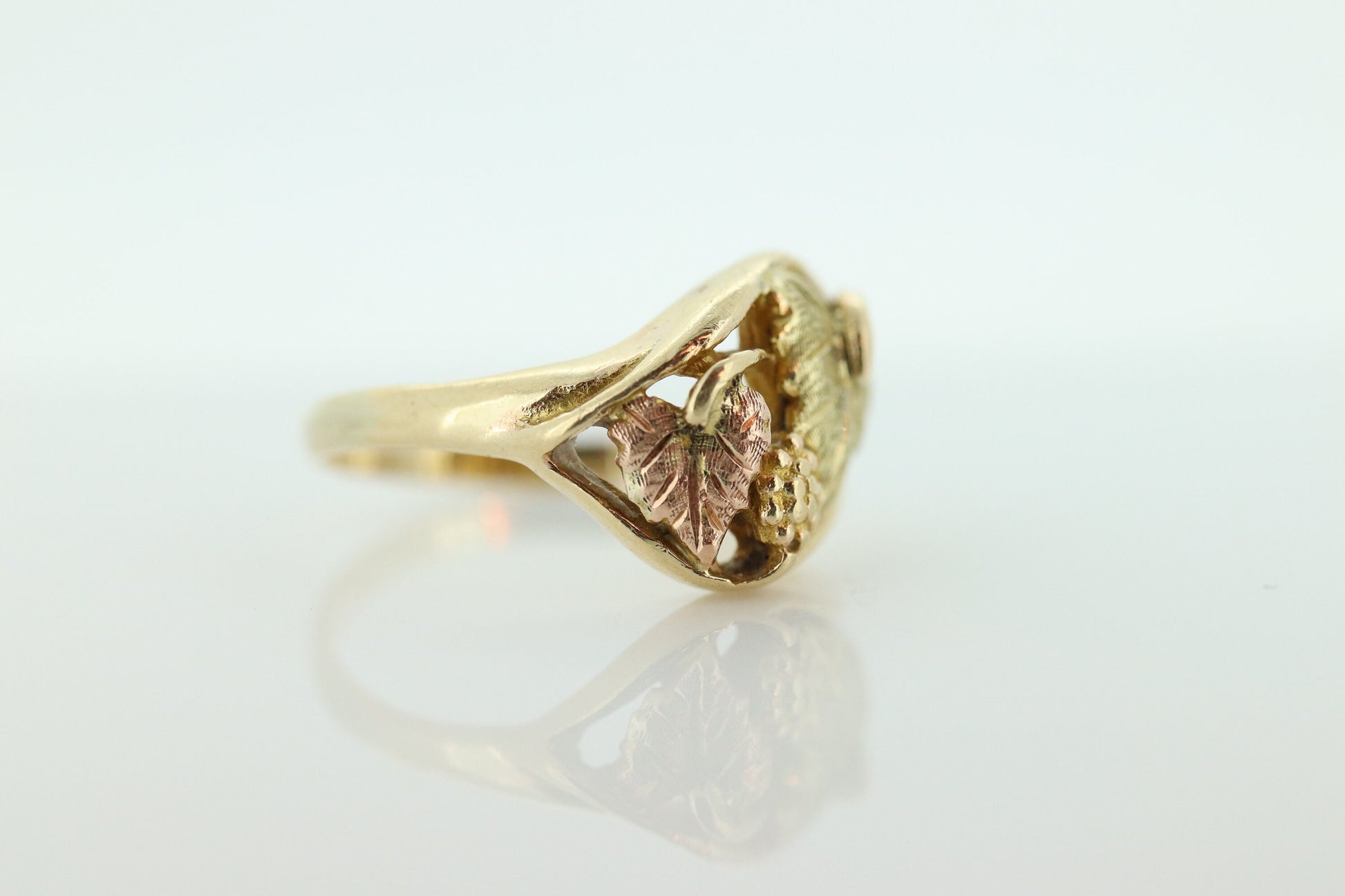 Black Hills Gold Ring. 10k Multi-Tone Gold. Black Hills Gold Design with Tricolor Leaves. St(55/20)