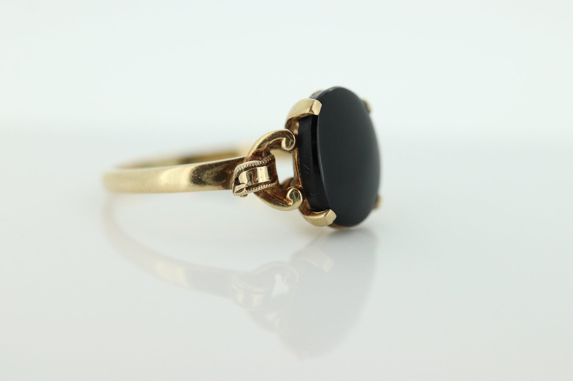 10k ONYX ring. Oval Onyx prong set victorian mourning ring. Scroll work shoulders. (st32/20)