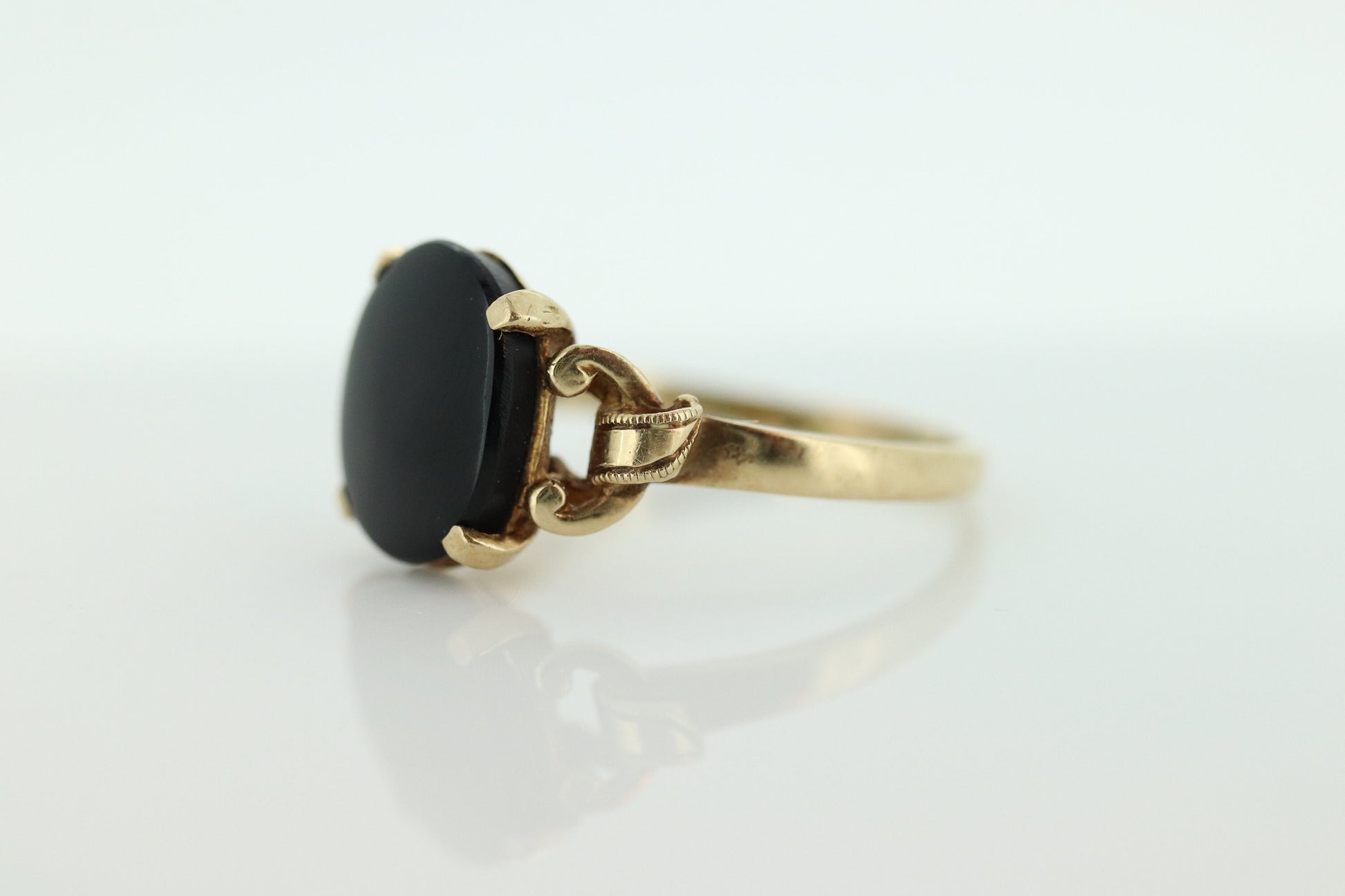 10k ONYX ring. Oval Onyx prong set victorian mourning ring. Scroll work shoulders. (st32/20)