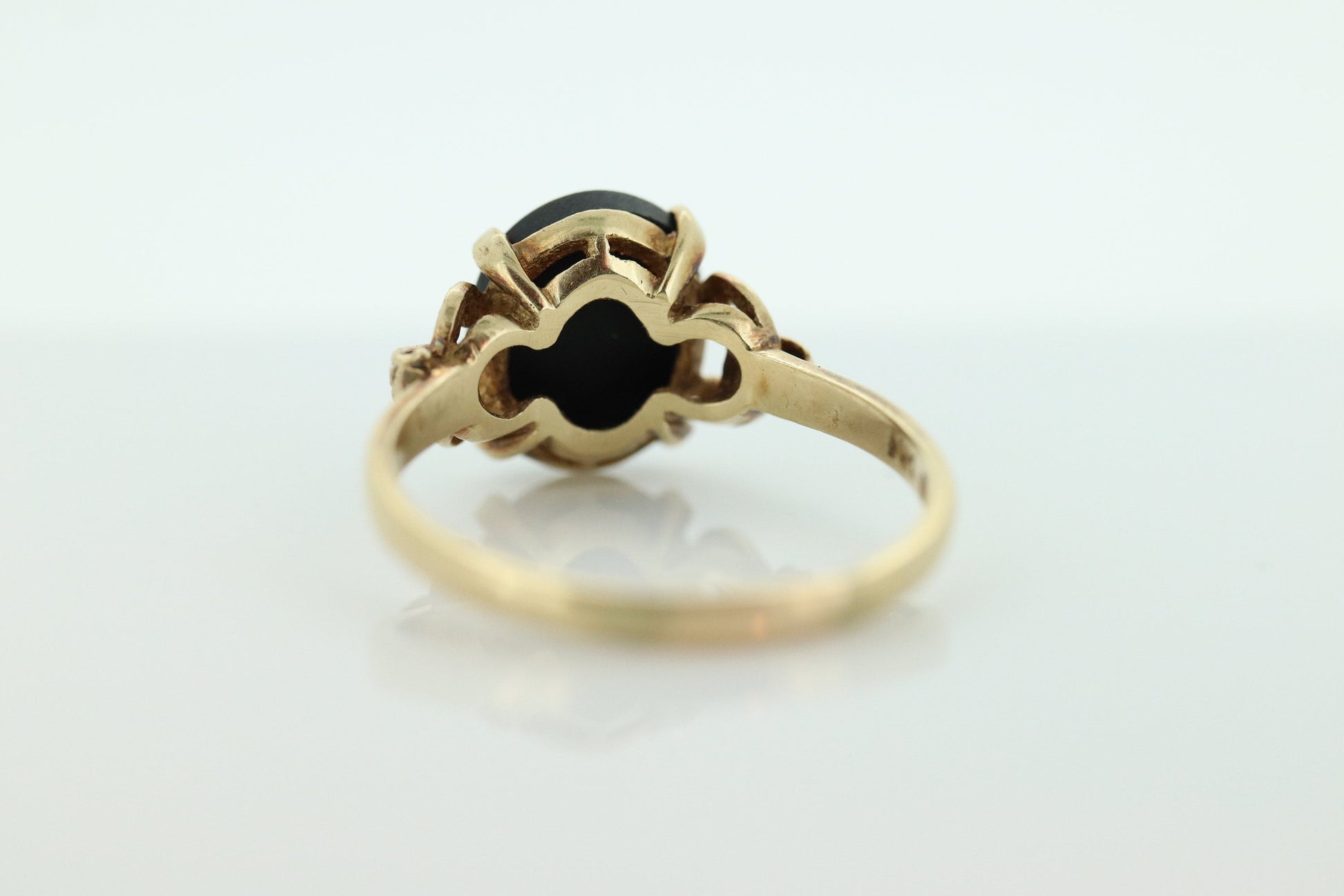 10k ONYX ring. Oval Onyx prong set victorian mourning ring. Scroll work shoulders. (st32/20)