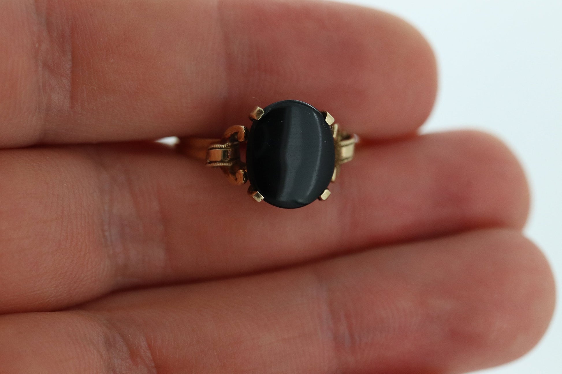 10k ONYX ring. Oval Onyx prong set victorian mourning ring. Scroll work shoulders. (st32/20)