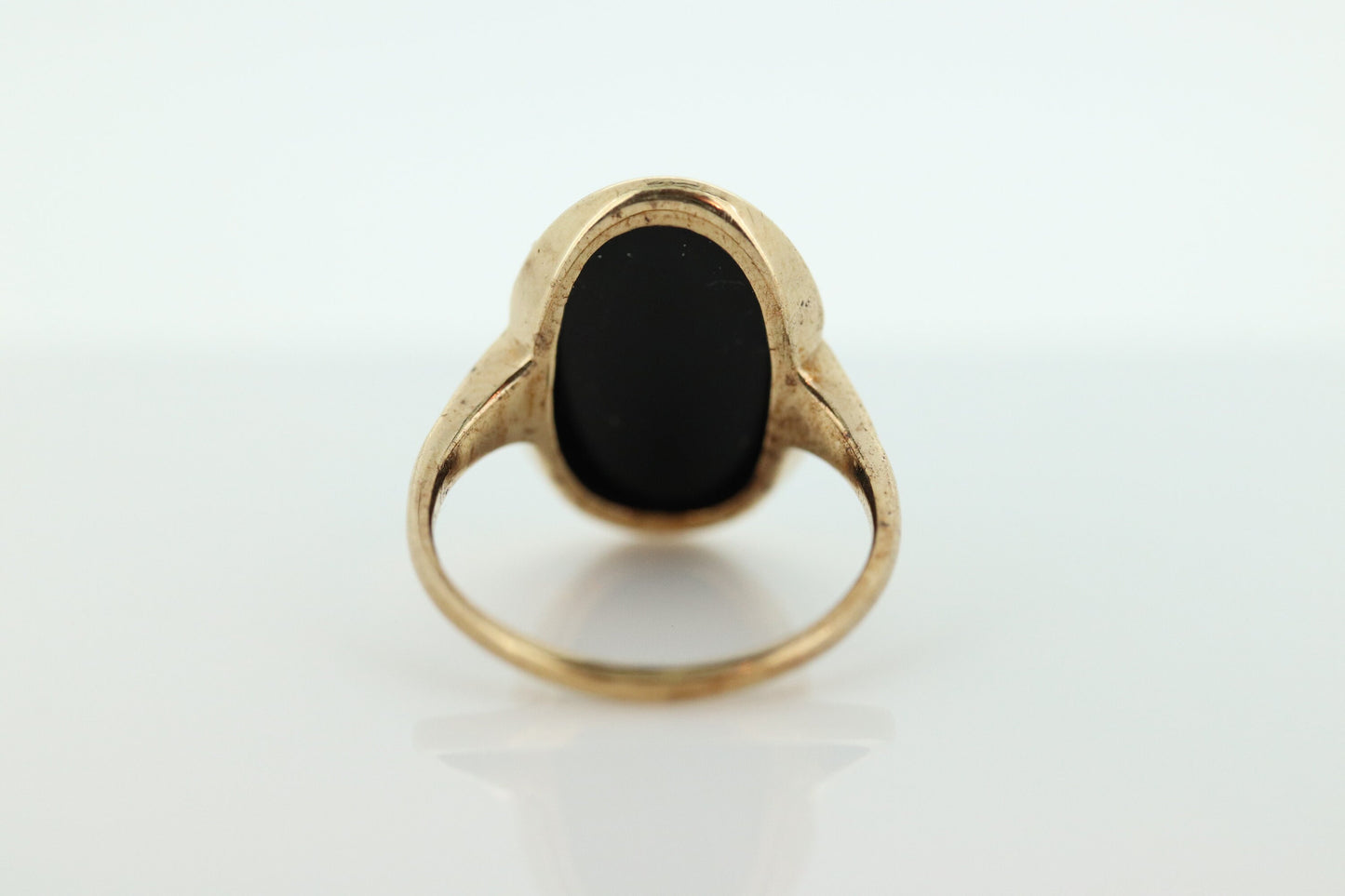 10k ONYX ring. Bezel set Slim  Oval Onyx signet ring. 1930s Vintage. Mourning ring. st(83/37)