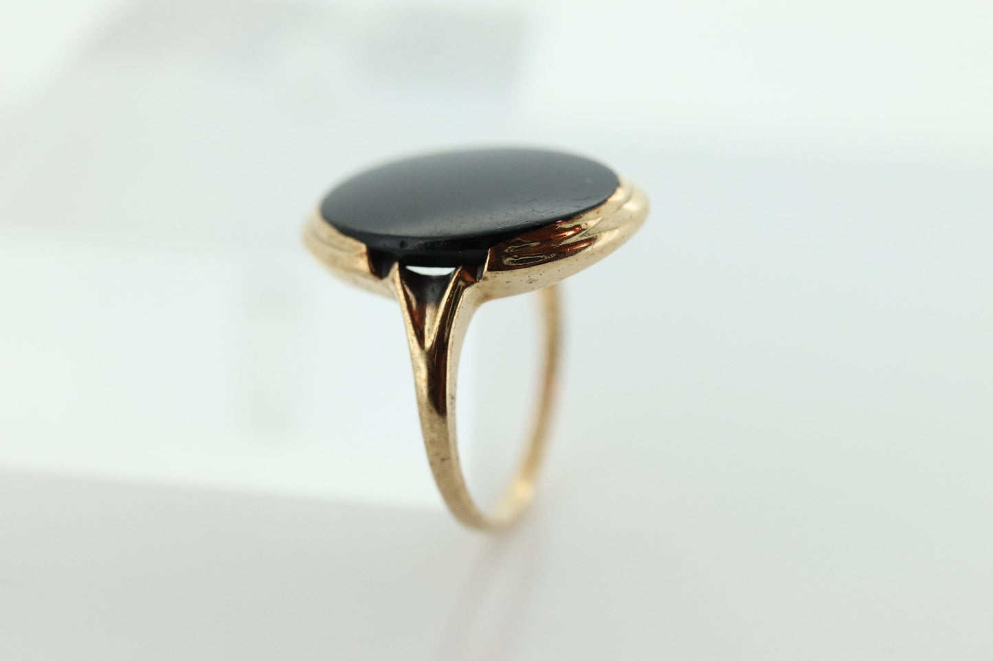 10k ONYX ring. Bezel set Slim  Oval Onyx signet ring. 1930s Vintage. Mourning ring. st(83/37)