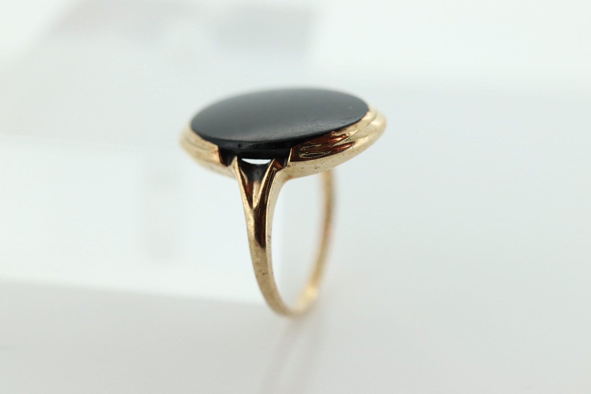 10k ONYX ring. Bezel set Slim  Oval Onyx signet ring. 1930s Vintage. Mourning ring. st(83/37)