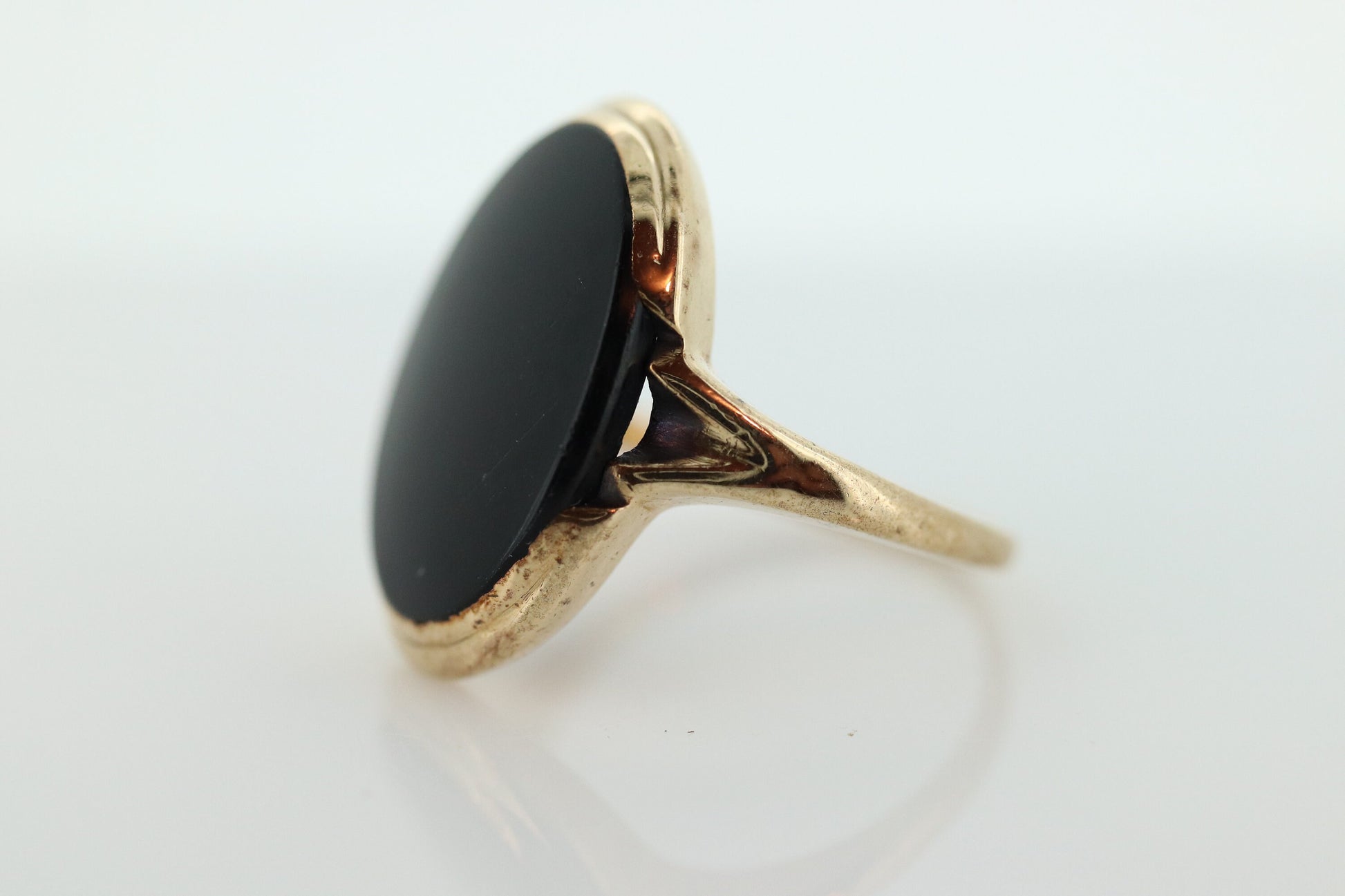 10k ONYX ring. Bezel set Slim  Oval Onyx signet ring. 1930s Vintage. Mourning ring. st(83/37)