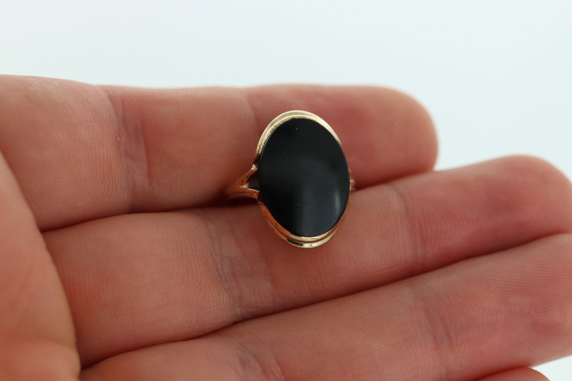 10k ONYX ring. Bezel set Slim  Oval Onyx signet ring. 1930s Vintage. Mourning ring. st(83/37)