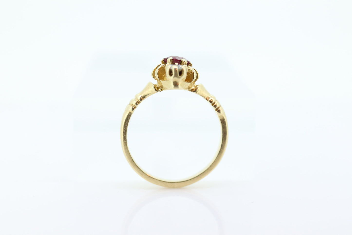 10k Victorian Claw Set RUBY and DIAMOND. Antique 10k Gold round garnet and diamond set solitaire. st(98)