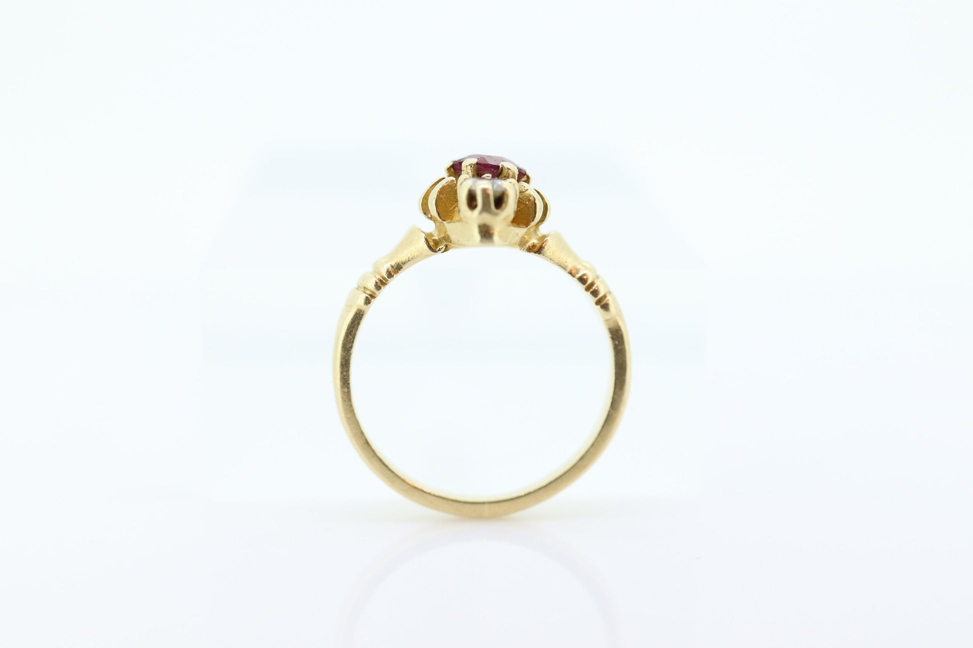 10k Victorian Claw Set RUBY and DIAMOND. Antique 10k Gold round garnet and diamond set solitaire. st(98)