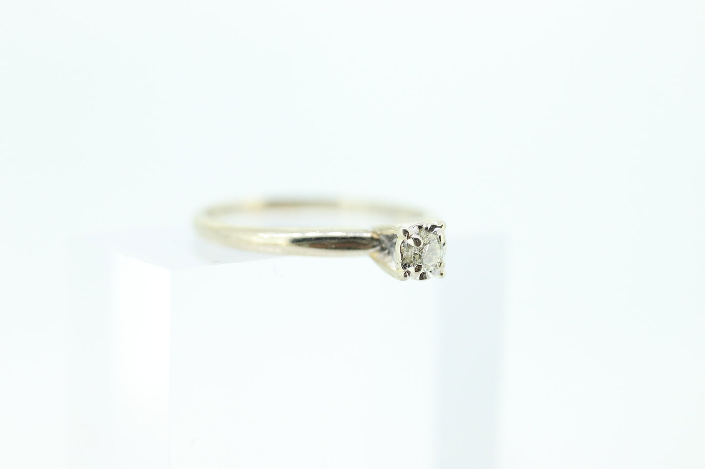 14k Diamond Solitaire. 14k White gold engraved illusion set diamond ring.st(69)