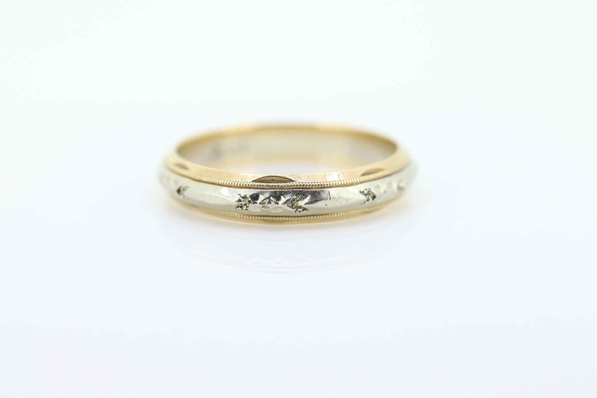 sz11 Engraved Gold band. 14k Two Tone White and Yellow wedding band. Stackable ring. Vintage 1940s. Tu-tone band. st(161/11)