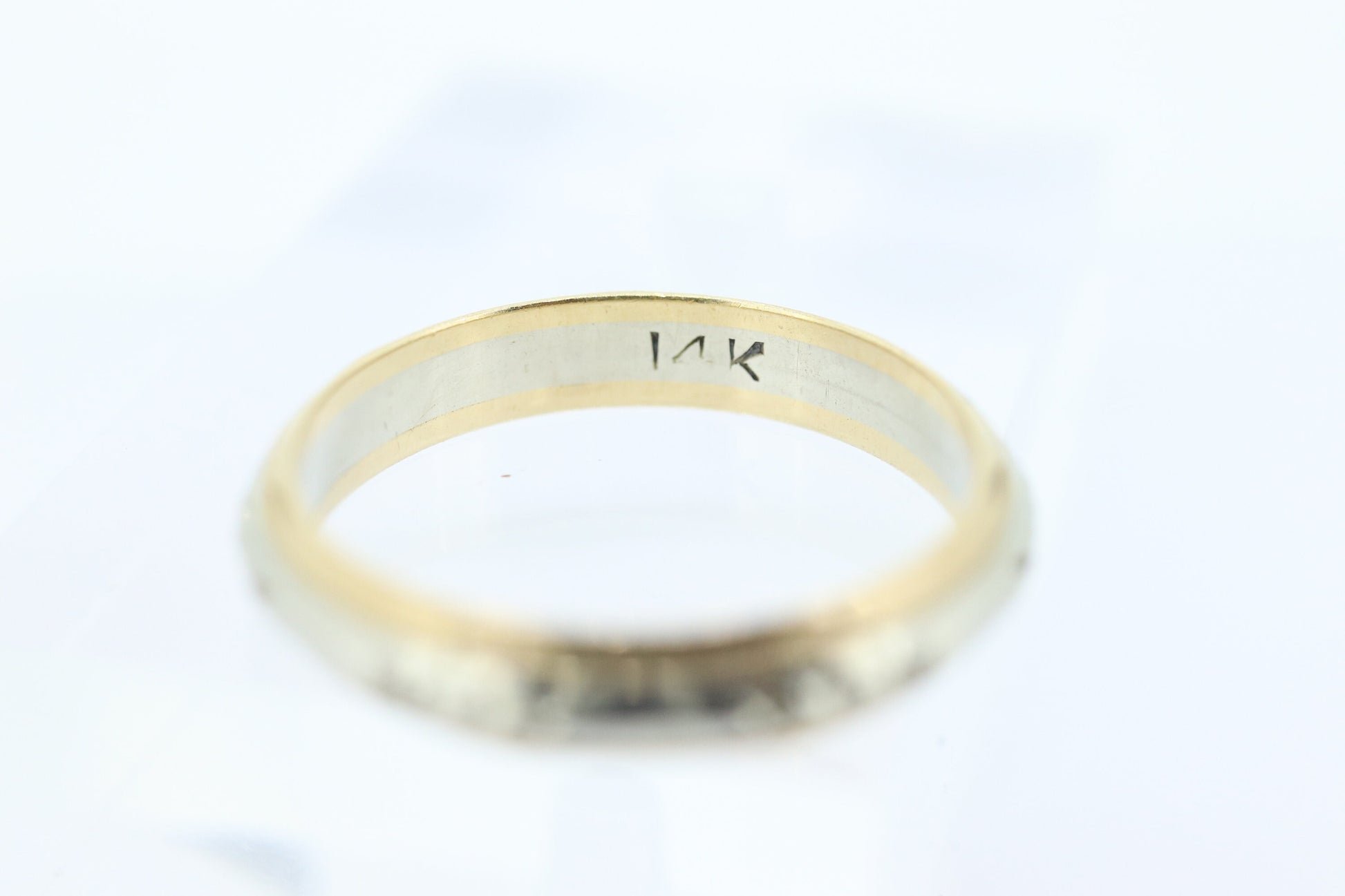 sz11 Engraved Gold band. 14k Two Tone White and Yellow wedding band. Stackable ring. Vintage 1940s. Tu-tone band. st(161/11)