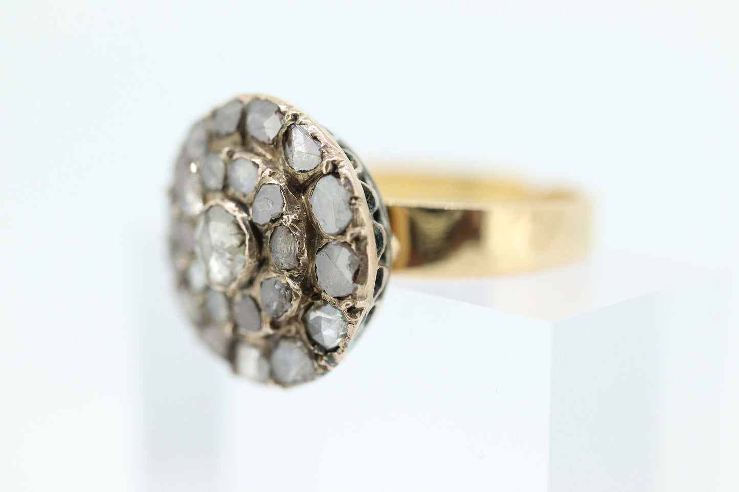 18k  Edwardian Diamond Daisy Cluster Ring. 18k Yellow Gold with old cut diamond arrangement