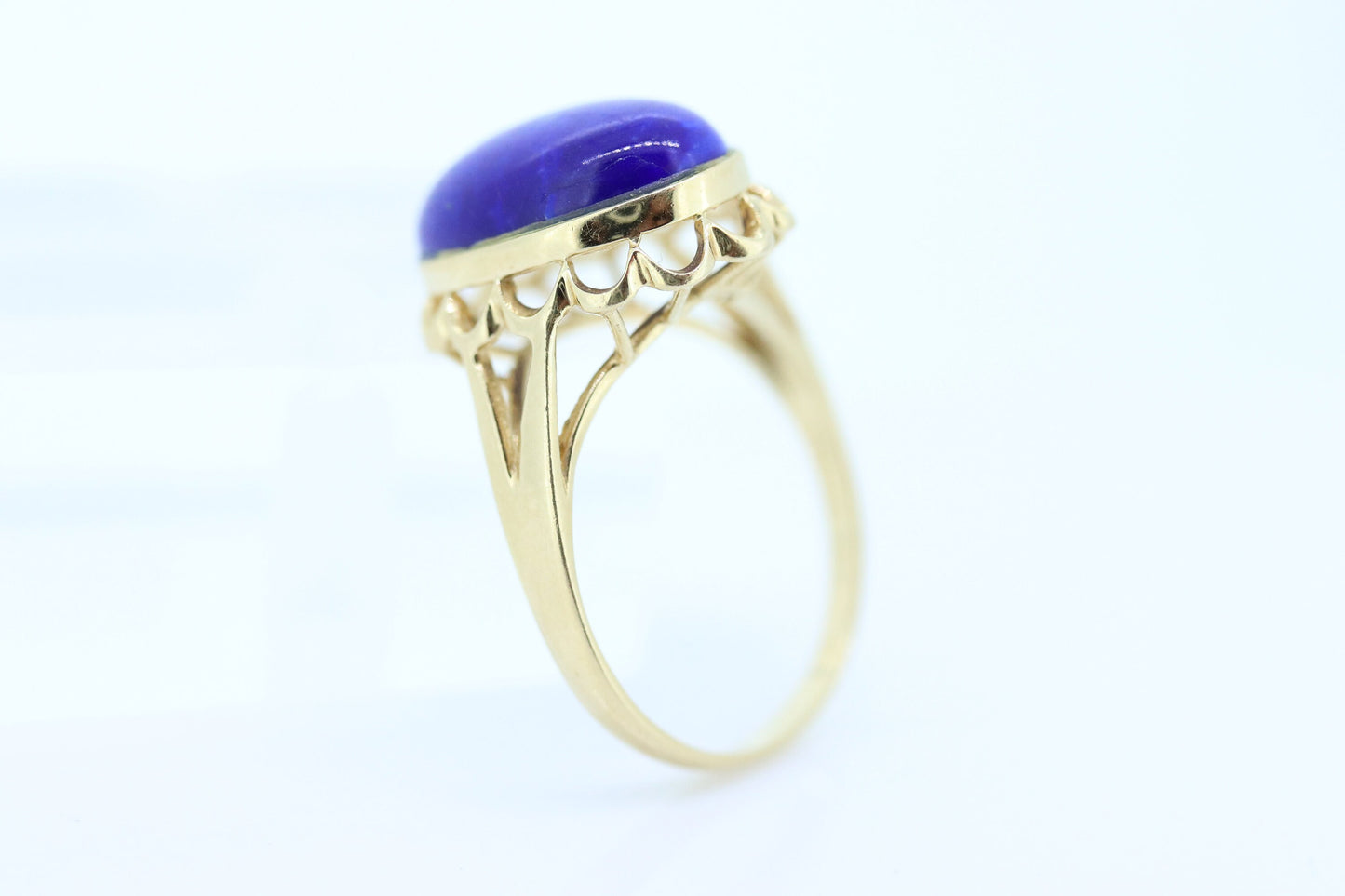 14k Lapis Lazuli  Ring. Lapis bezel set into filigree setting. Very unique. St(77/11) Sz7