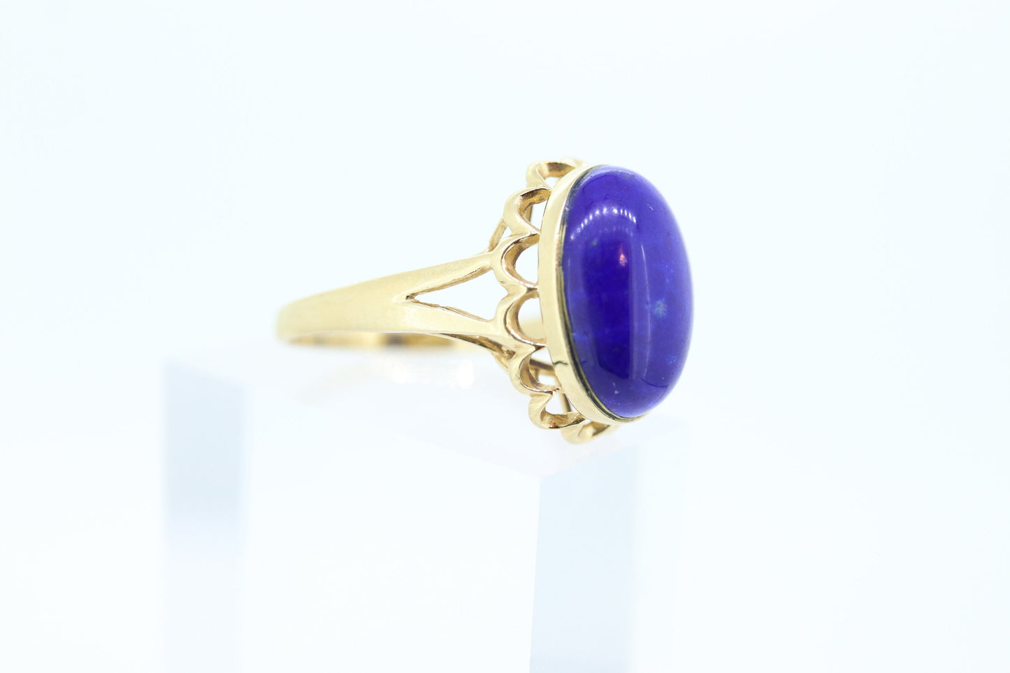 14k Lapis Lazuli  Ring. Lapis bezel set into filigree setting. Very unique. St(77/11) Sz7