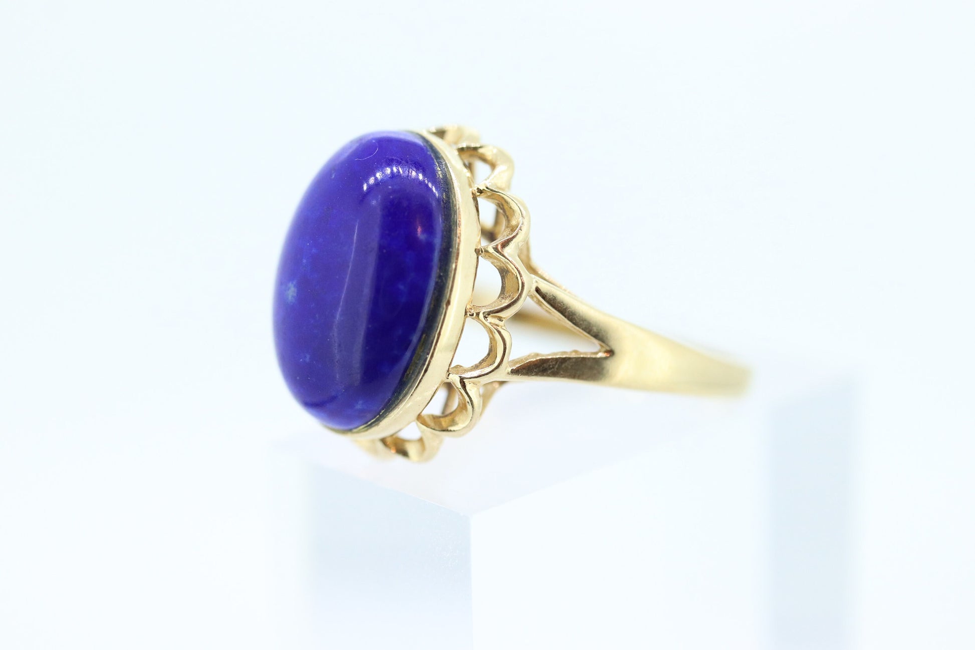 14k Lapis Lazuli  Ring. Lapis bezel set into filigree setting. Very unique. St(77/11) Sz7