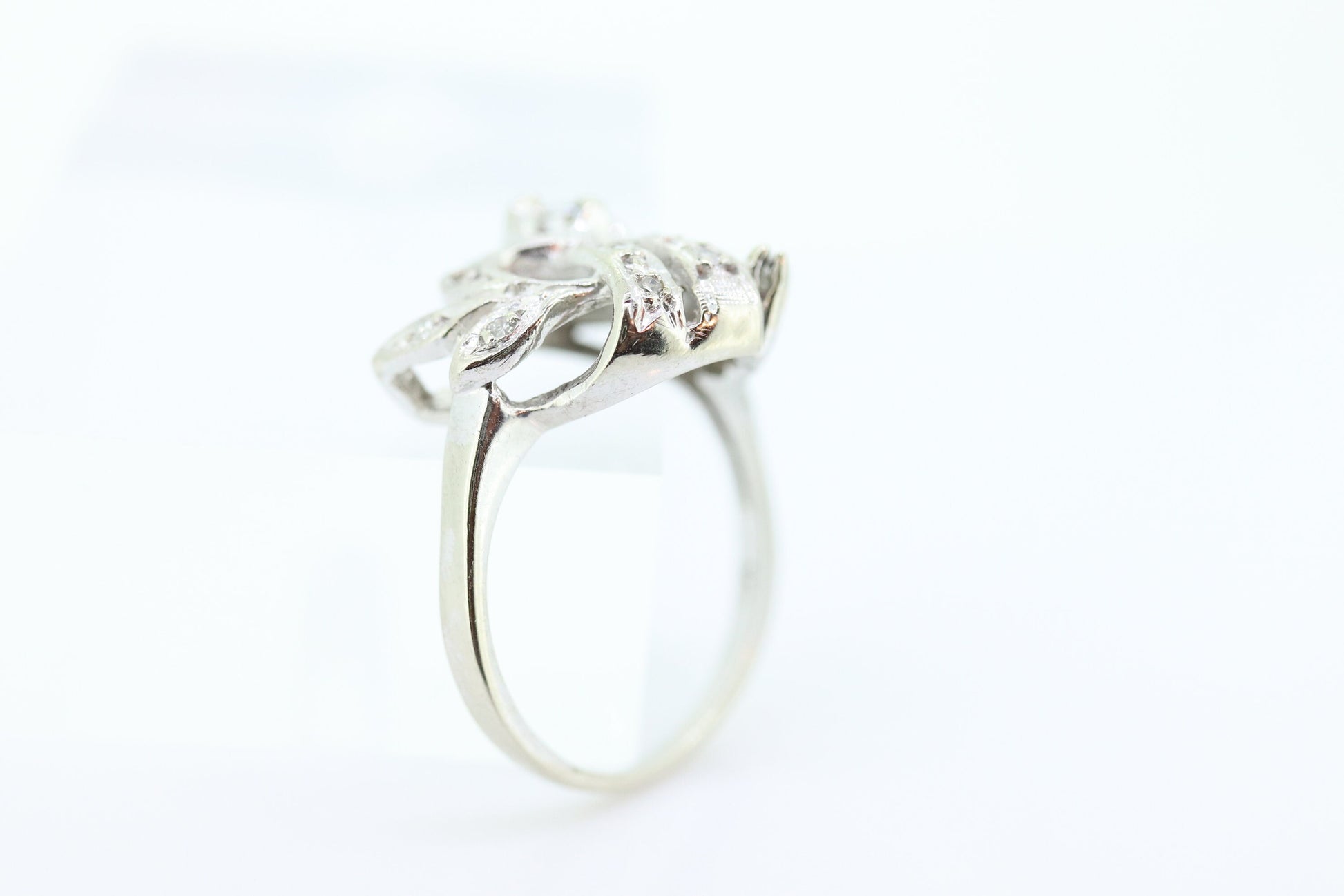 14k Diamond Ring.  Leaf Setting Diamond with accents. Diamond Bow Love Knot ring. Swirl diamond st(100/11)