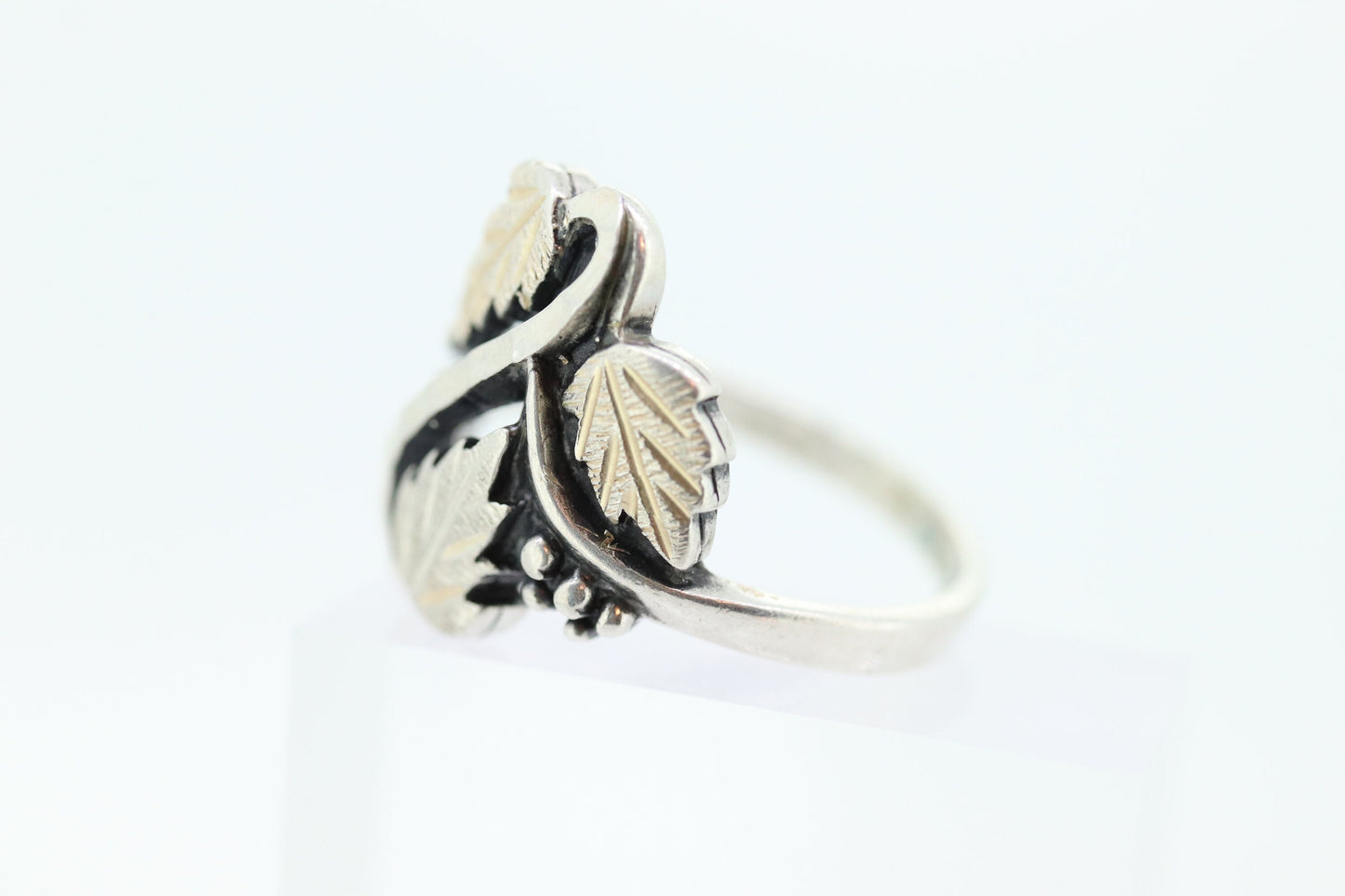 Black Hills Gold ring. 925 Sterling Silver band. Sterling Silver Leaf Vine Black Hills ring. st(17)