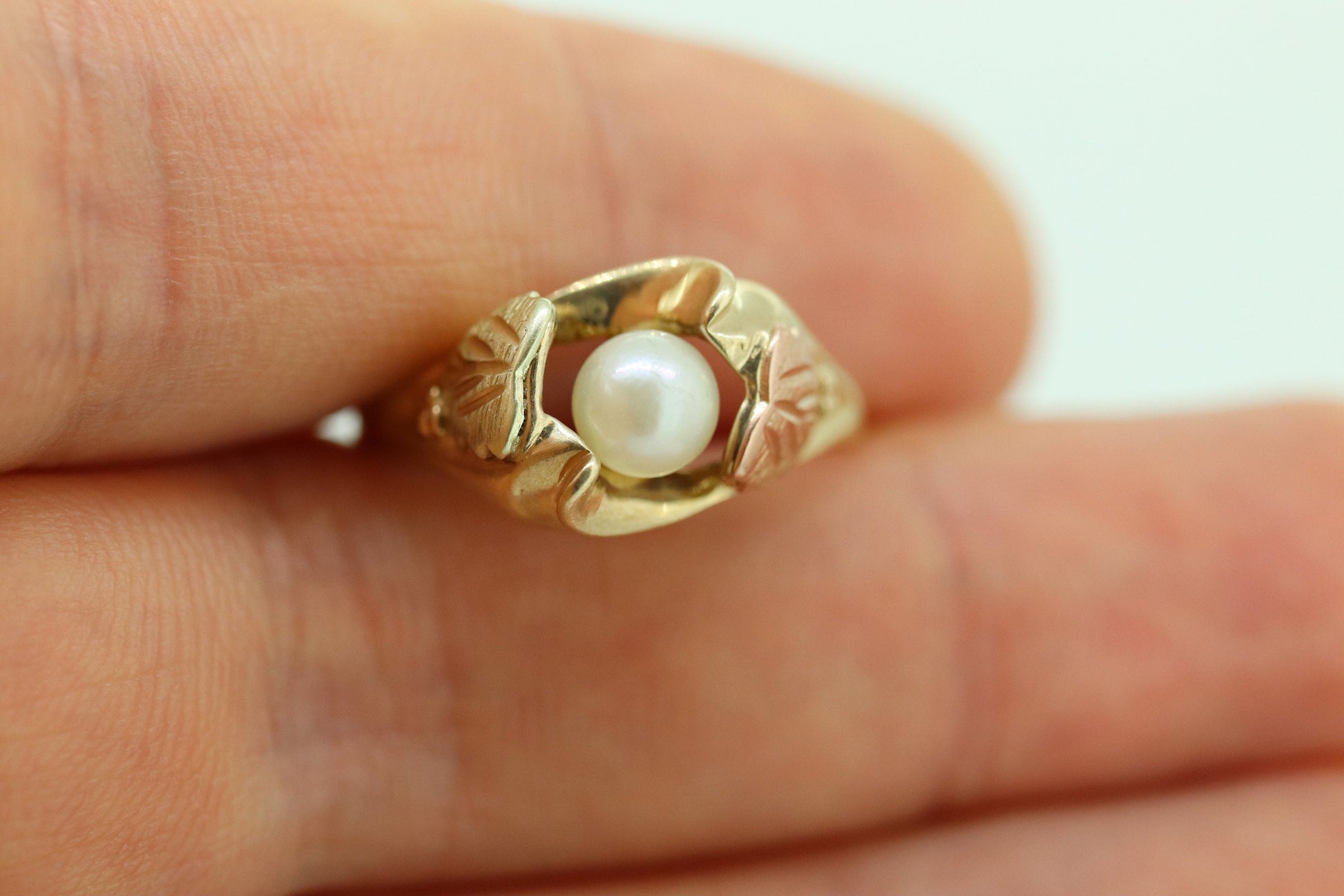 Black Hills Gold Ring with a Pearl. 10k Multi-Tone Black Hills Gold Pearl Ring. st(84)