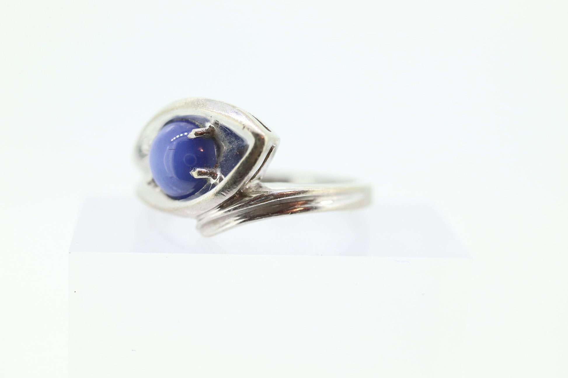 Linde Blue STAR Sapphire Solitaire  ring. 10k White gold sapphire solitaire. Blue Star Sapphire bypass ring. st(97/75